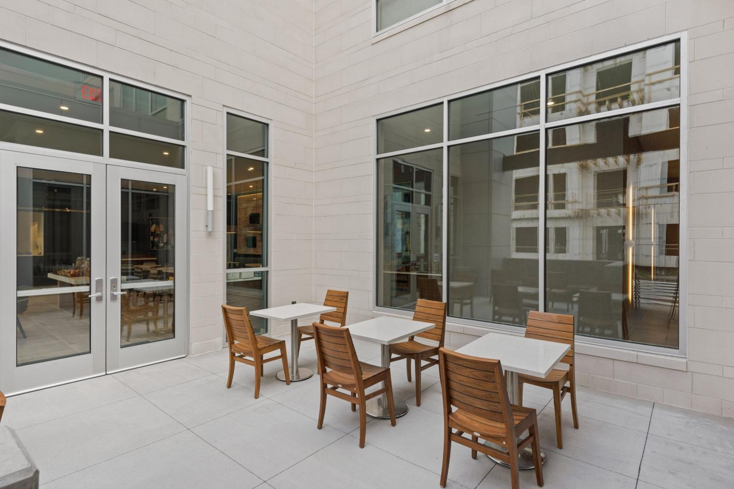 Hotel Element Hampton Peninsula Town Center