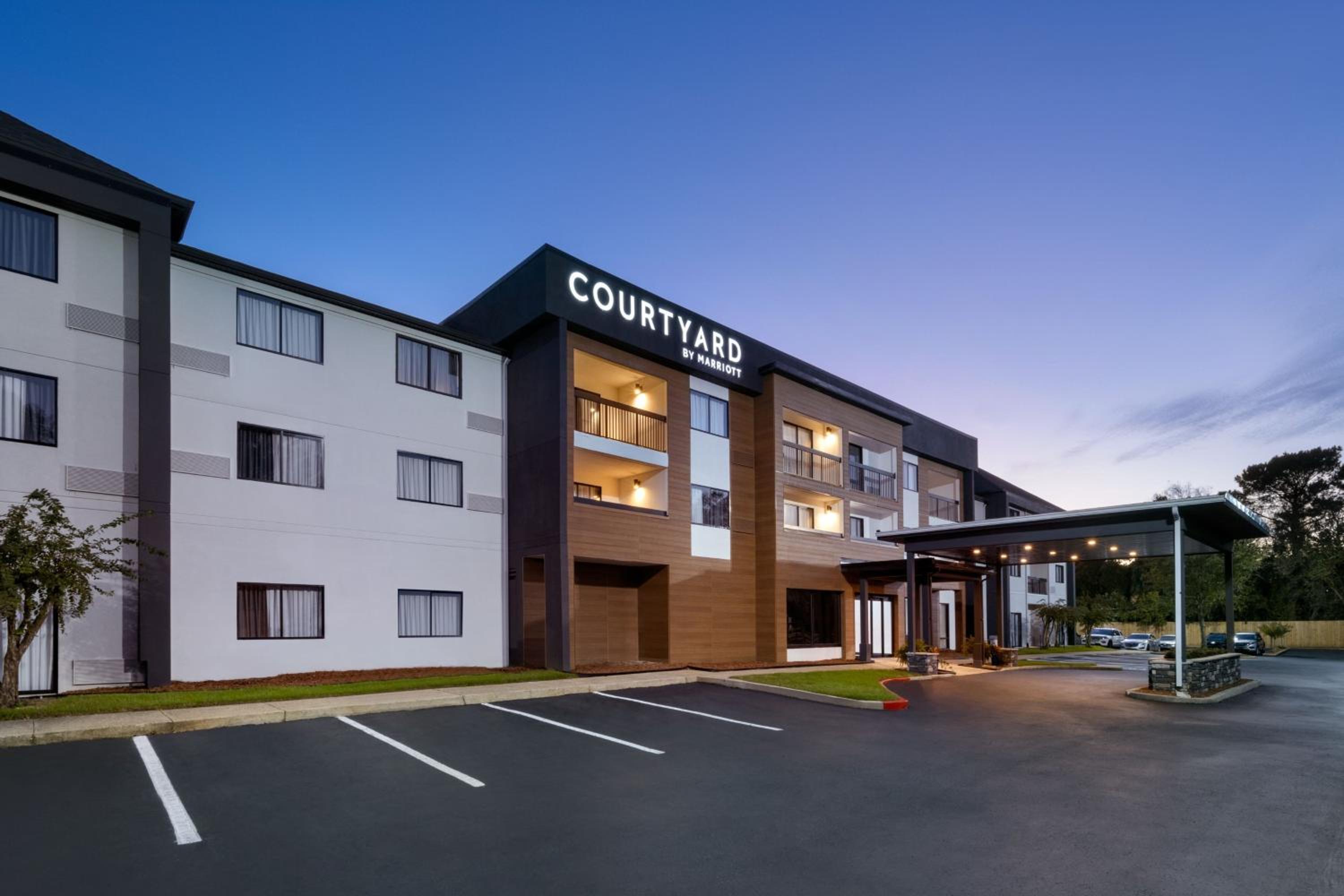 Mobile Vacations - Courtyard Mobile - Property Image 1