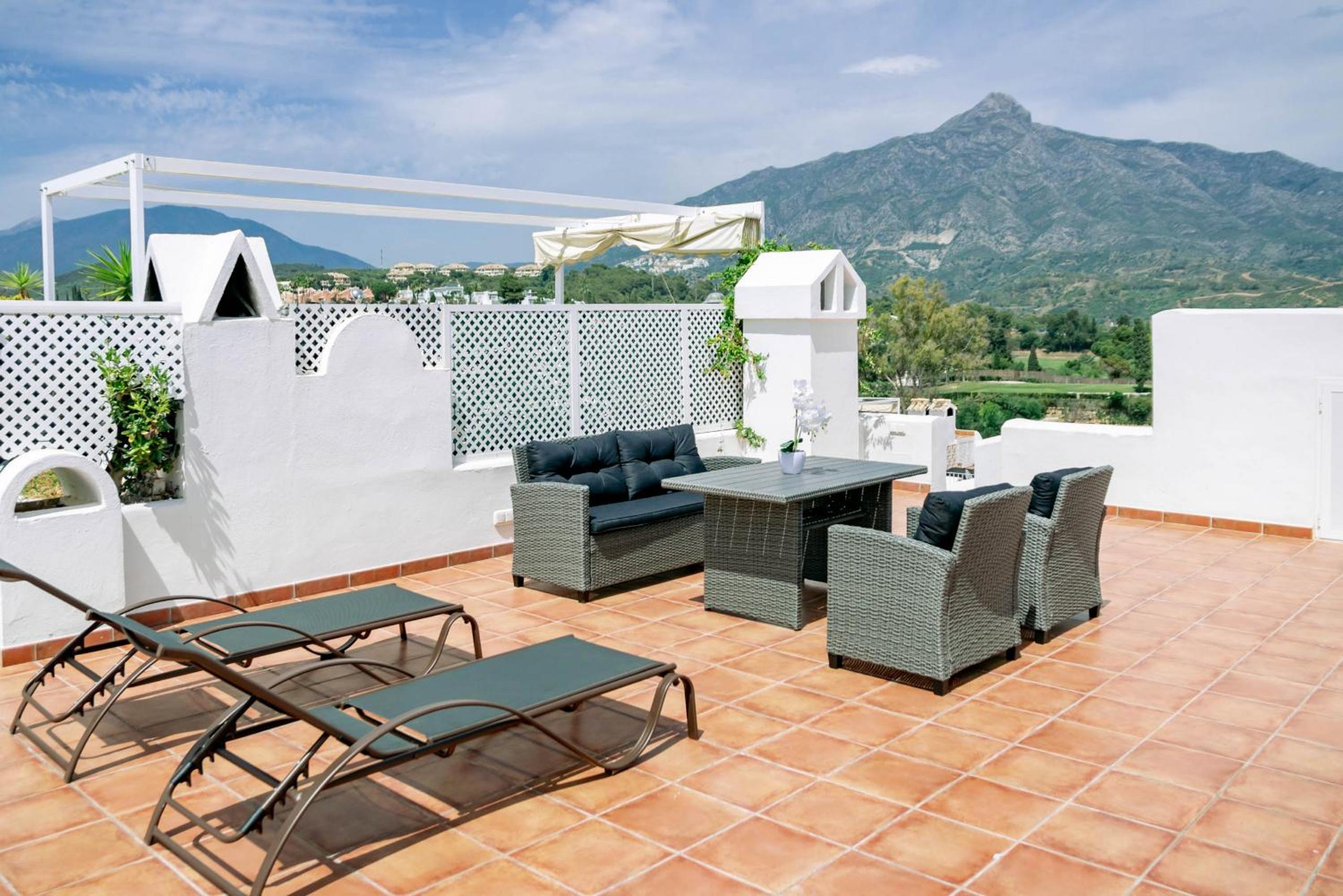 Captivating Coastal Townhouse in Aloha Pueblo with amazing Mountain Views