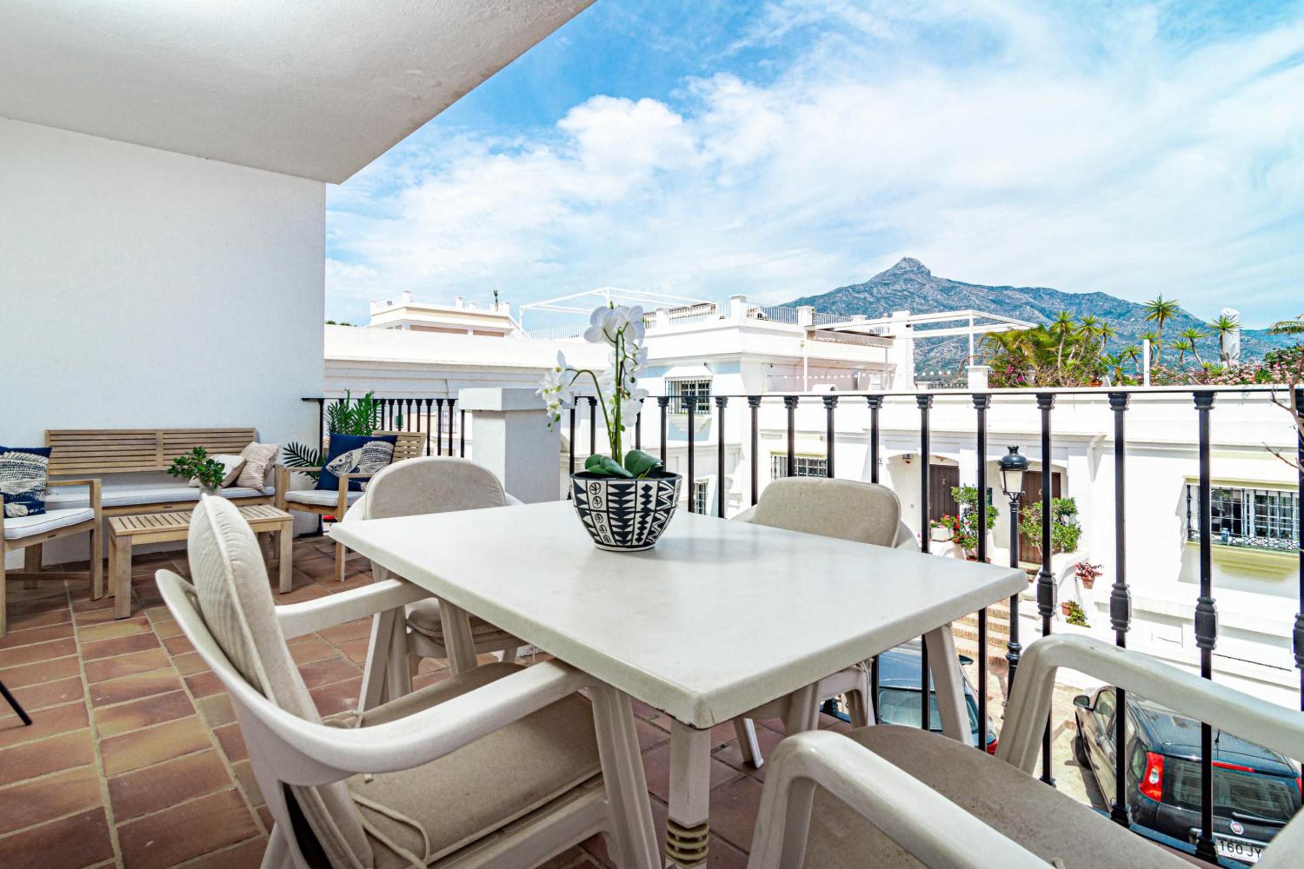Captivating Coastal Townhouse in Aloha Pueblo with amazing Mountain Views