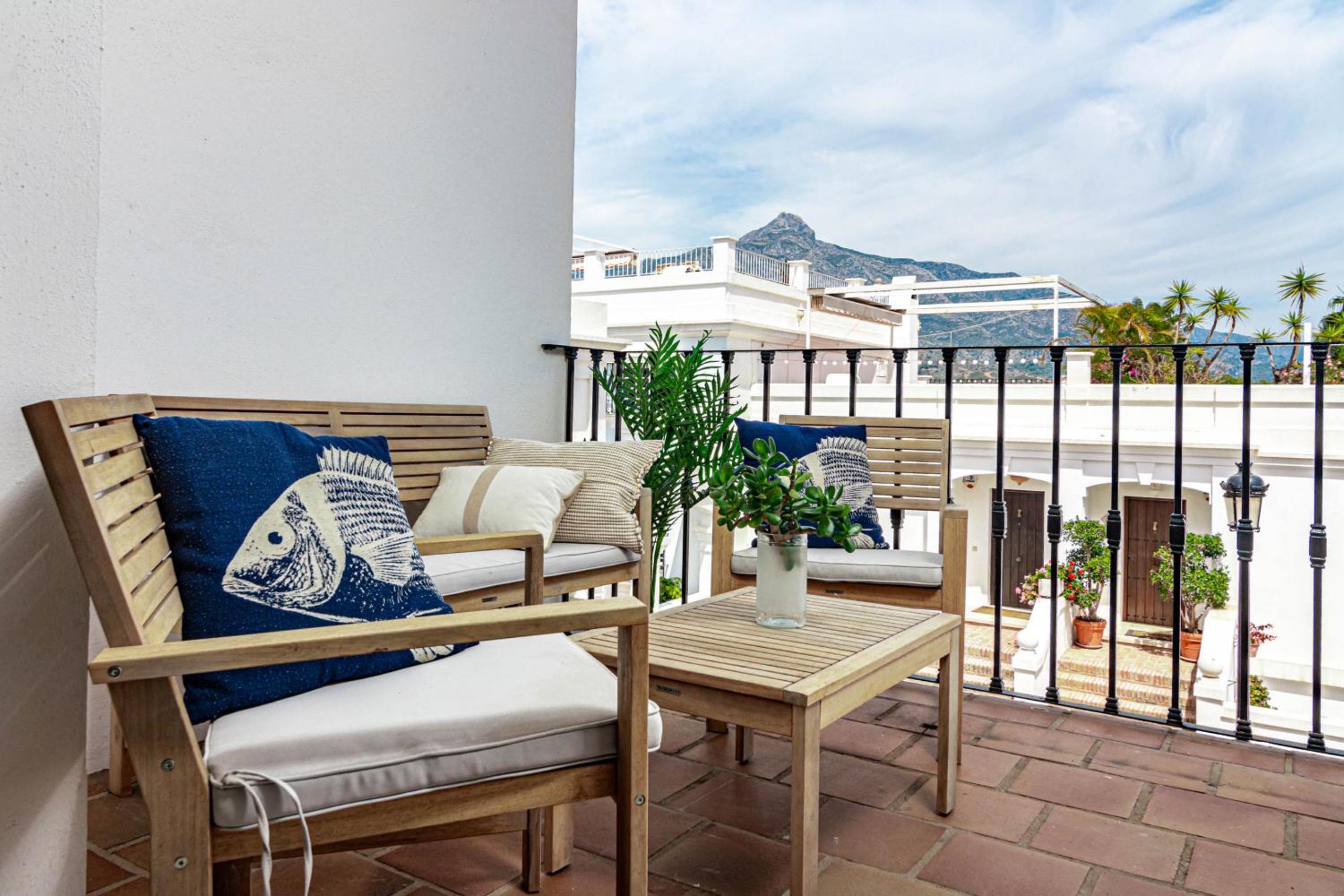 Captivating Coastal Townhouse in Aloha Pueblo with amazing Mountain Views