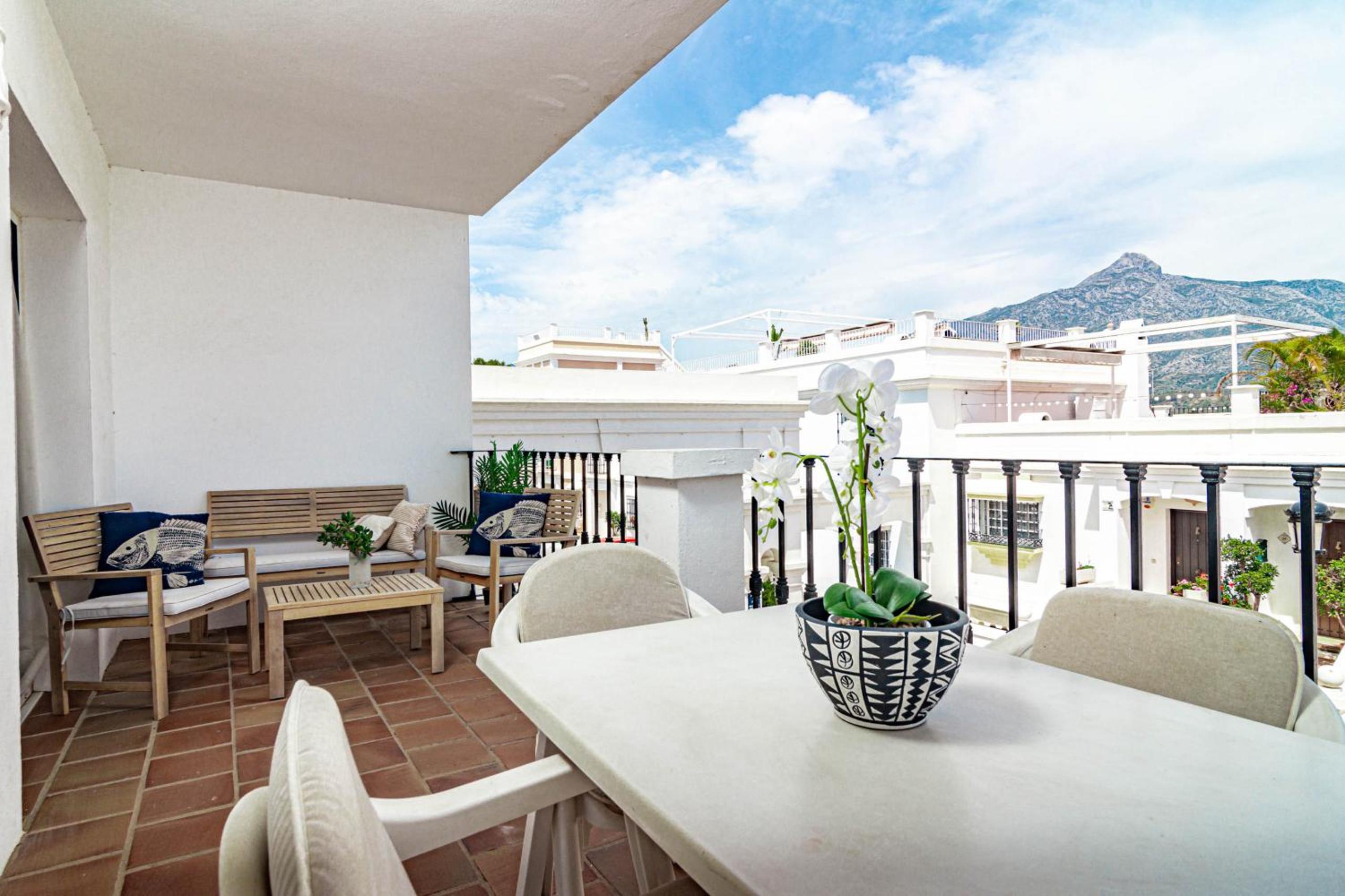 Captivating Coastal Townhouse in Aloha Pueblo with amazing Mountain Views