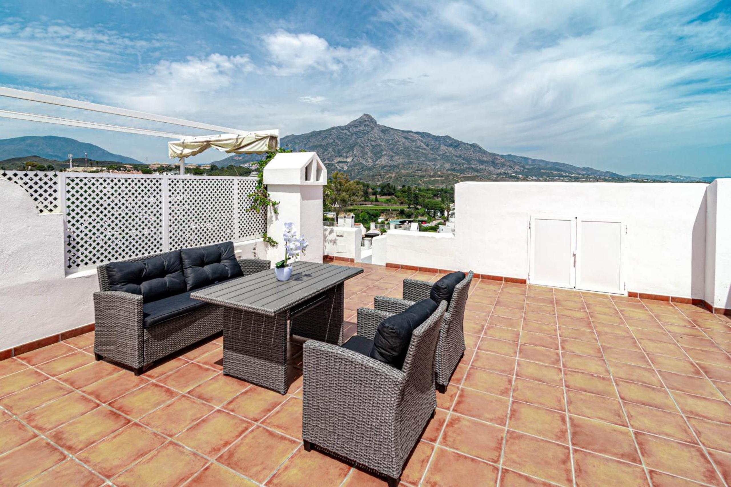 Captivating Coastal Townhouse in Aloha Pueblo with amazing Mountain Views