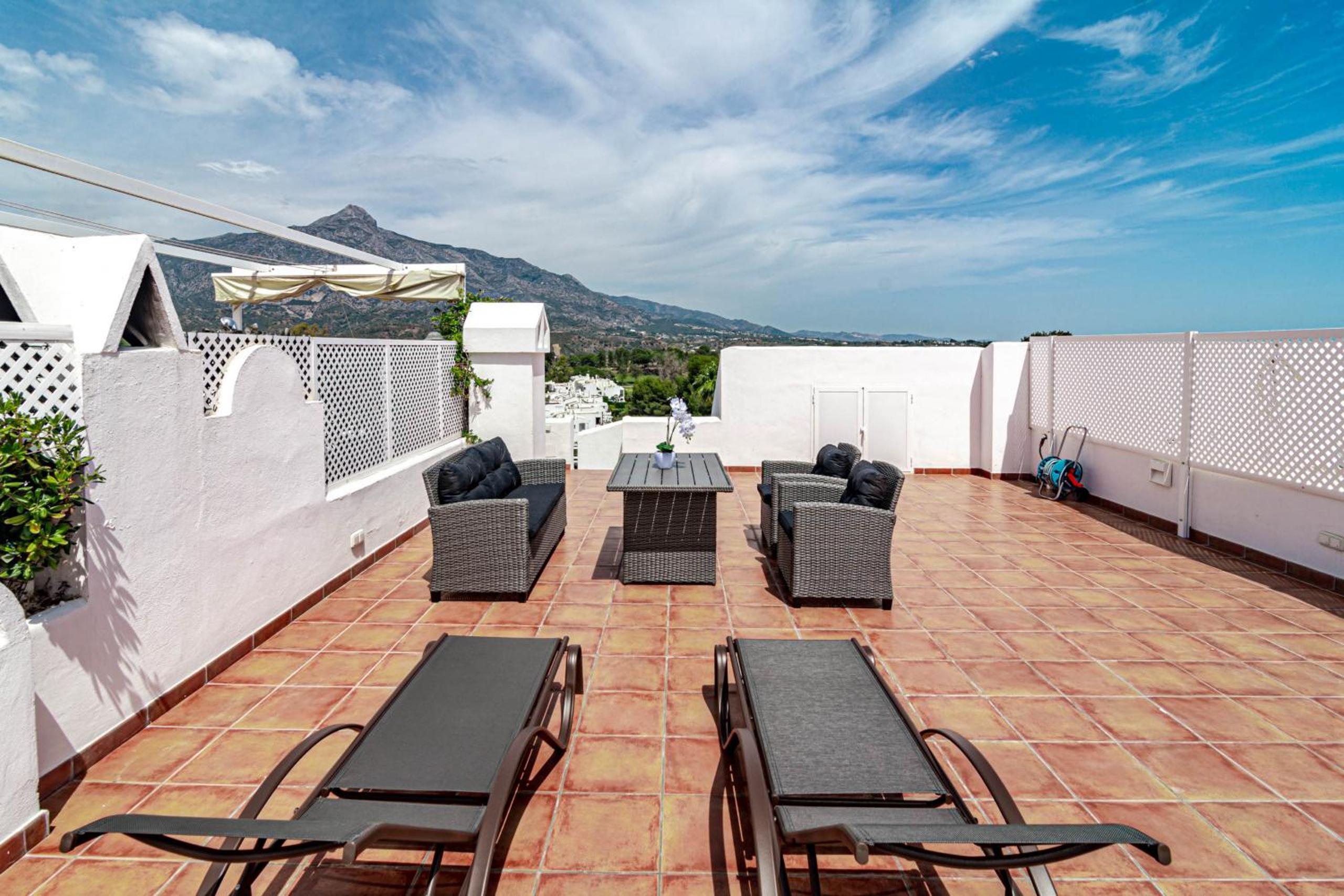 Captivating Coastal Townhouse in Aloha Pueblo with amazing Mountain Views