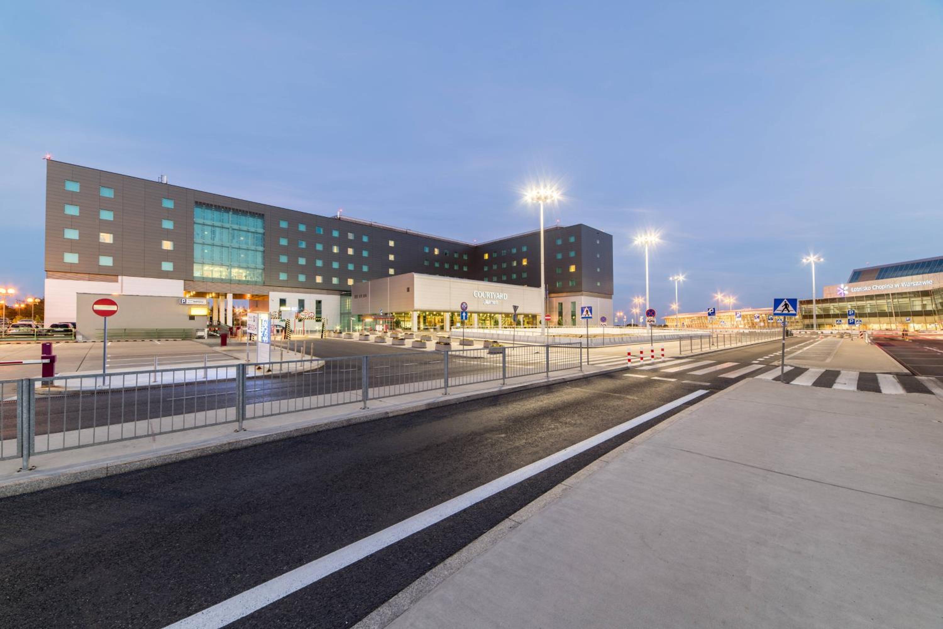 Hotel Courtyard by Marriott Warsaw Airport - Image 1