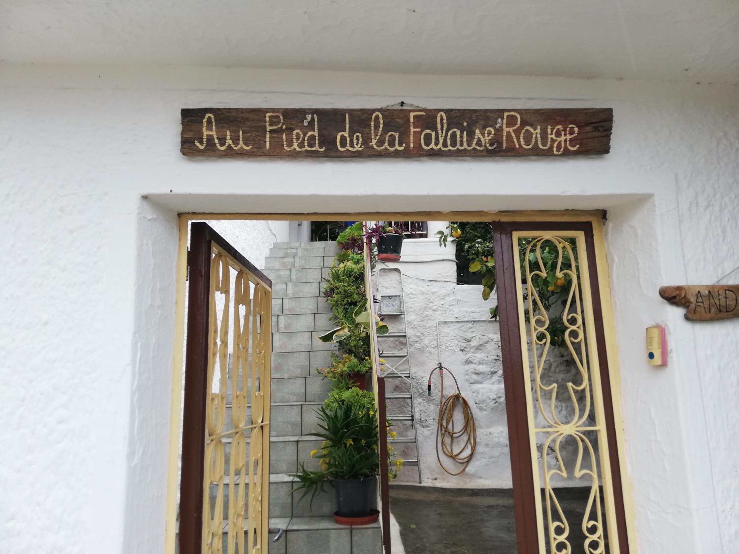 Au pied de la falaise rouge view 4