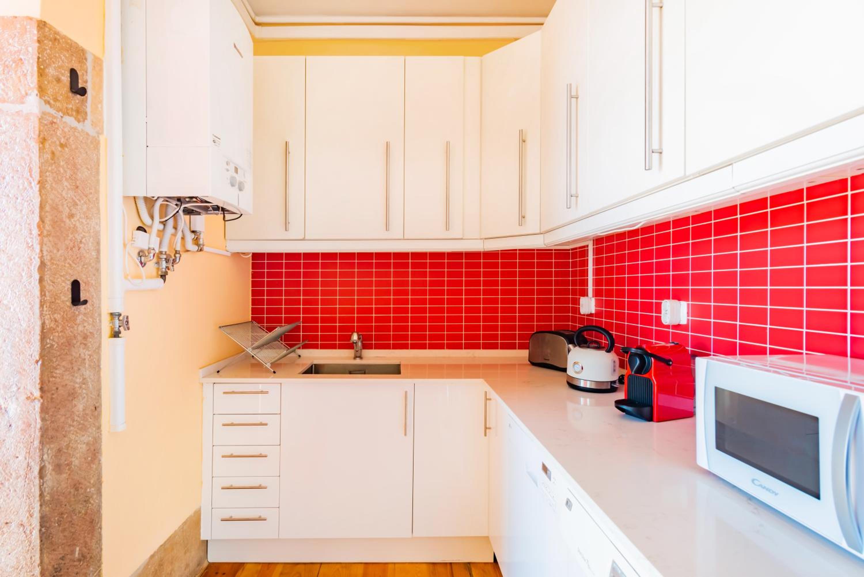 Bright & Beautiful Top Floor Graça Flat view 2