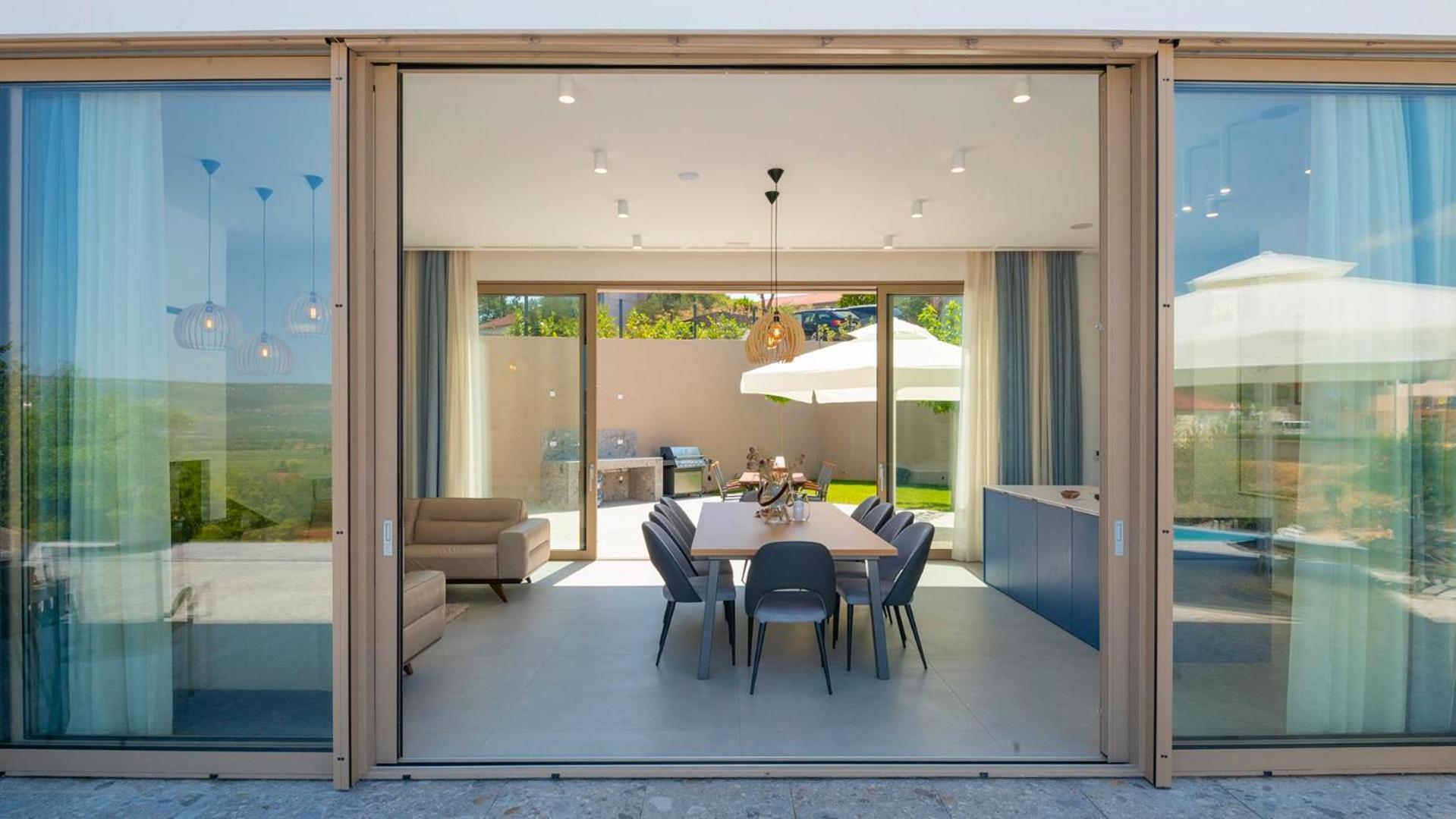 Modern and luxurious villa with swimming pool in Zmijavci view 3