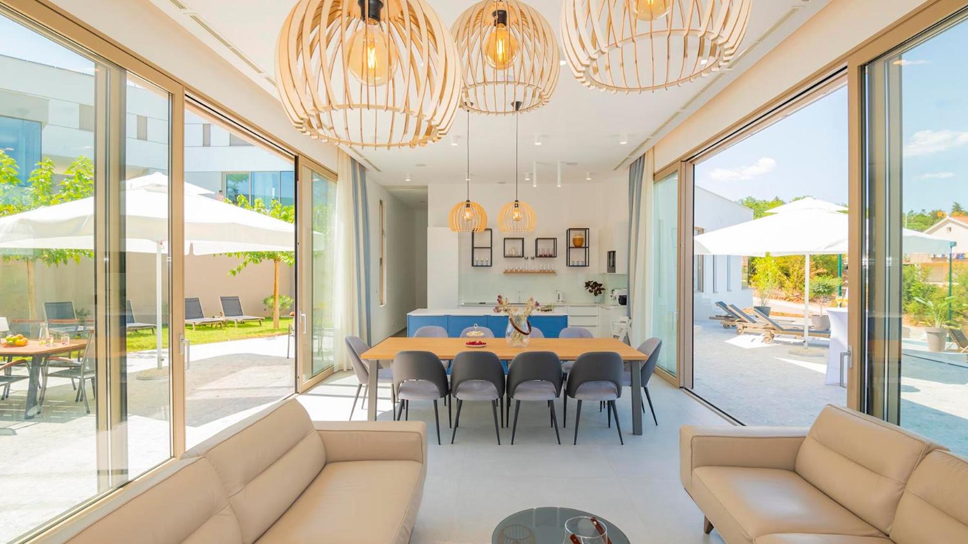 Modern and luxurious villa with swimming pool in Zmijavci view 4