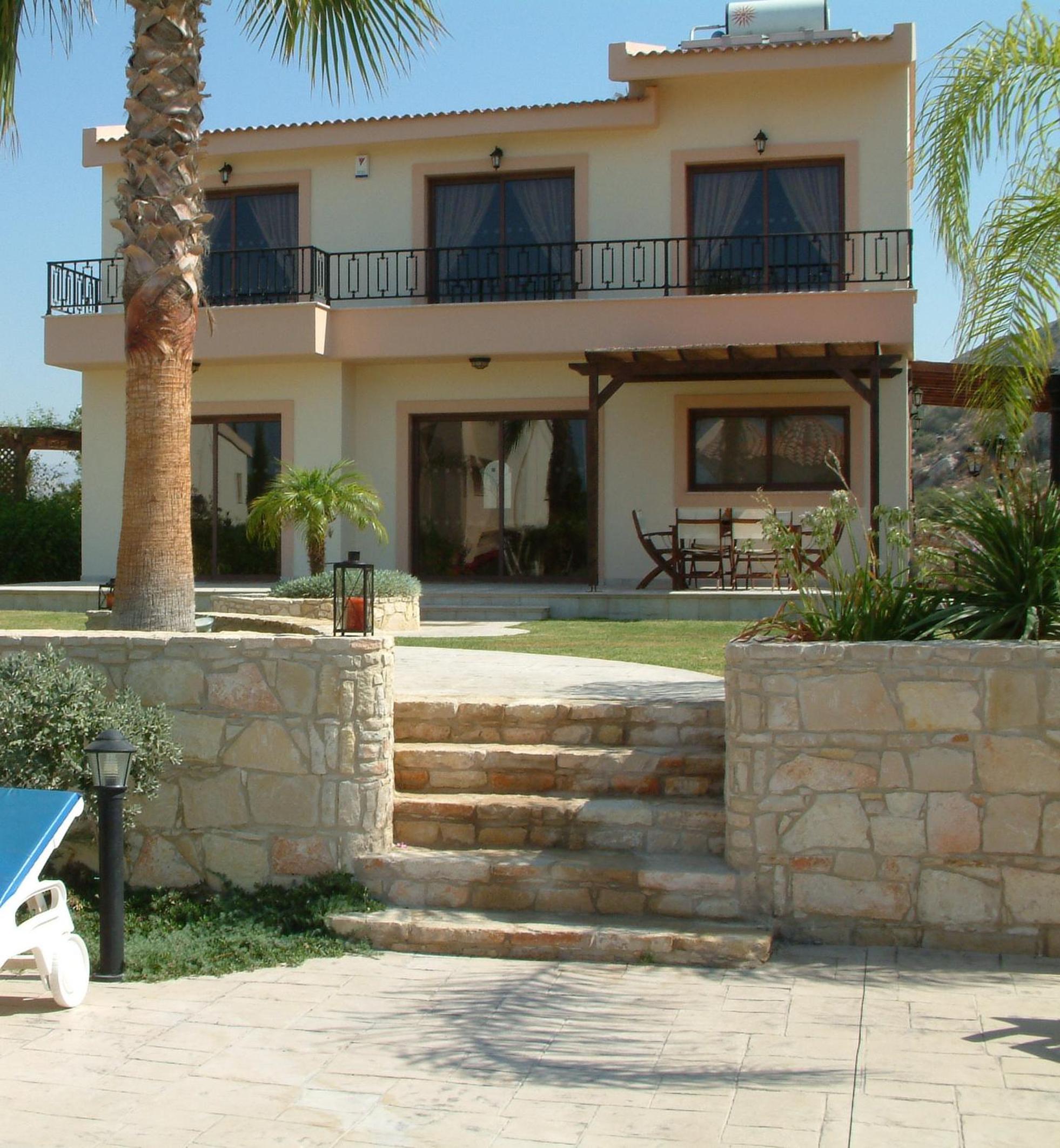 Three bedroom villa with private pool and landscaped garden close to the beach