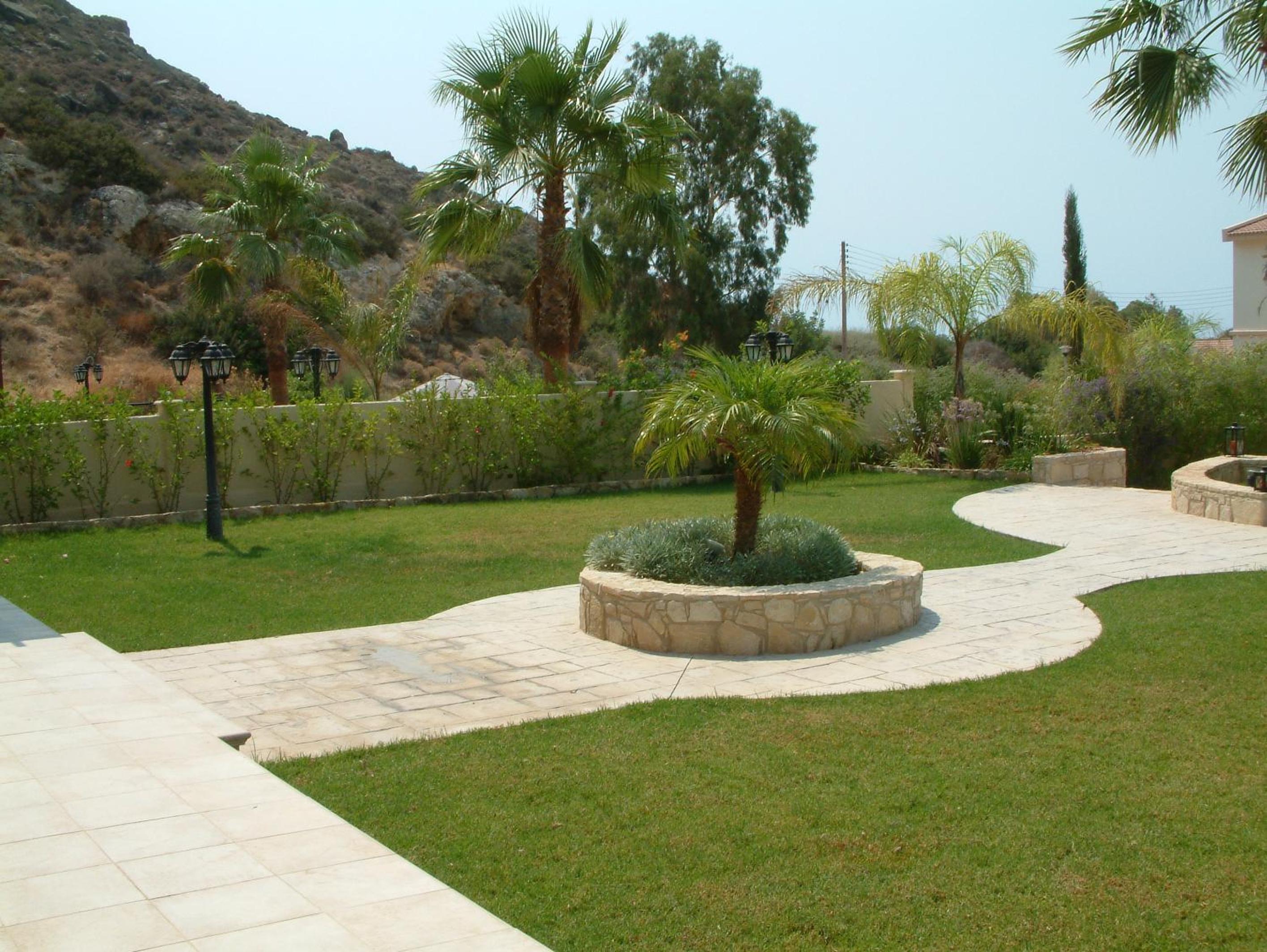 Three bedroom villa with private pool and landscaped garden close to the beach