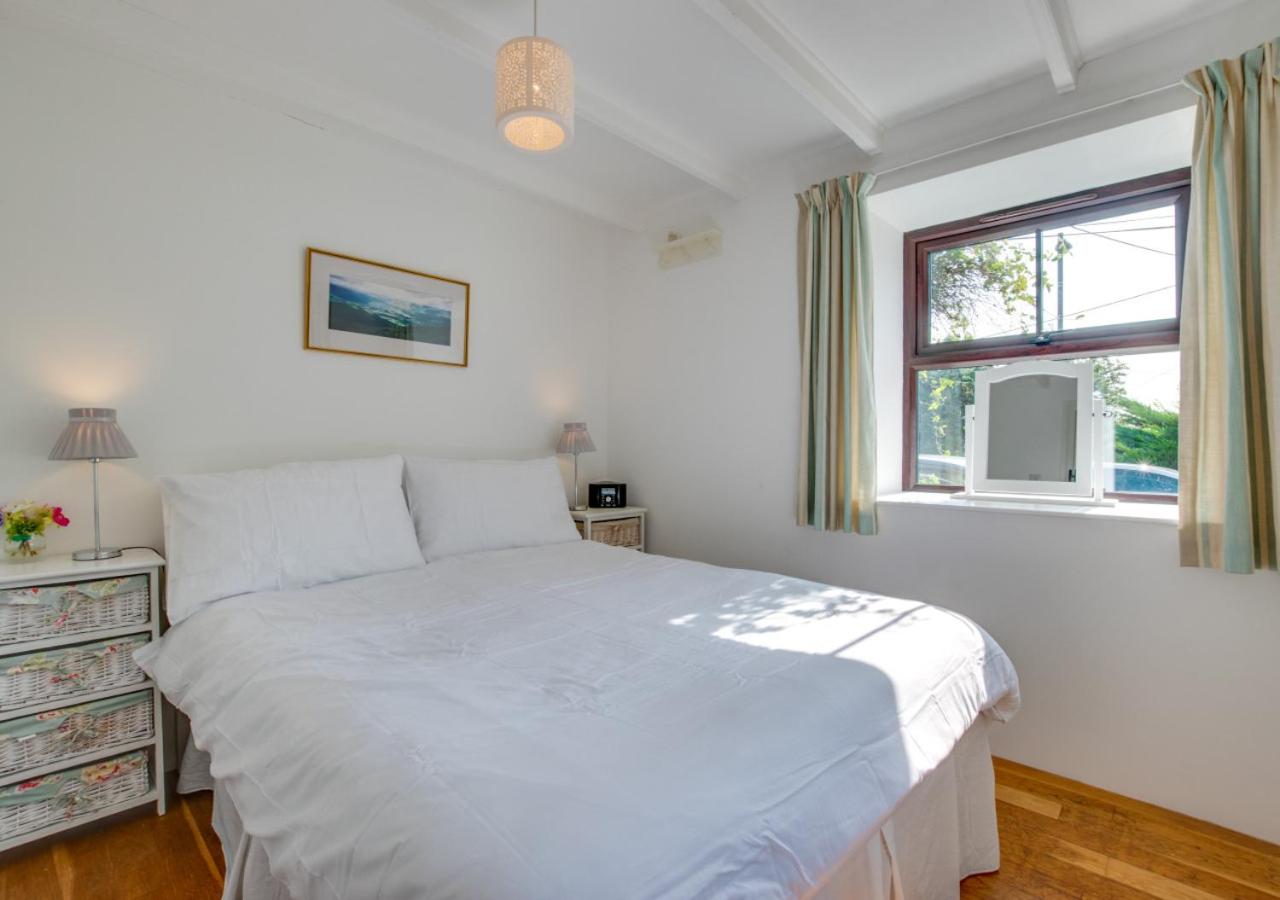 3 Bed in Gunwalloe oc-p00858