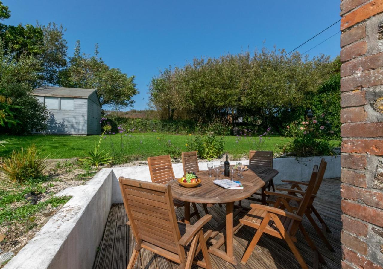 3 Bed in Gunwalloe oc-p00858