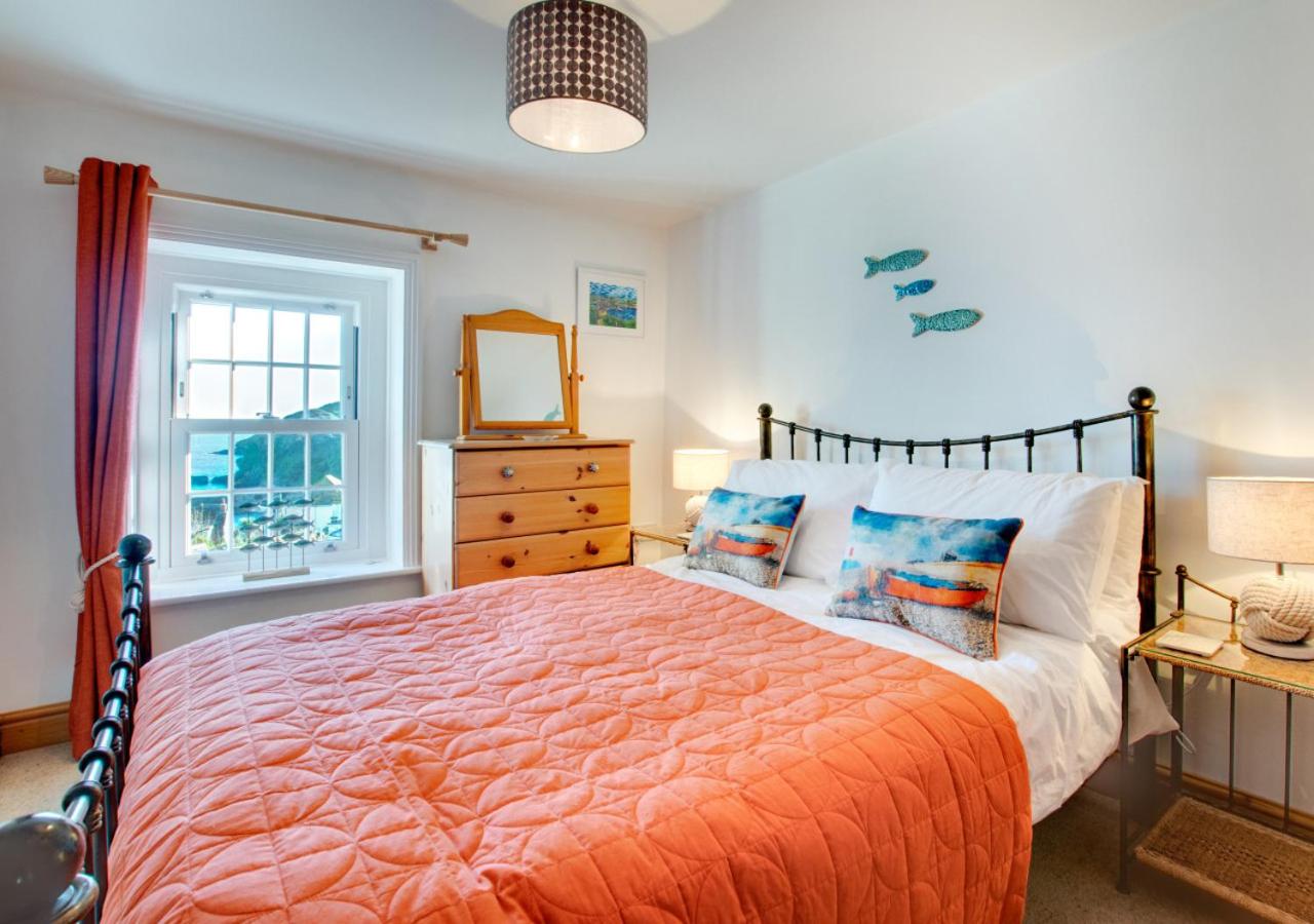 3 Bed in Gorran Haven oc-p00812