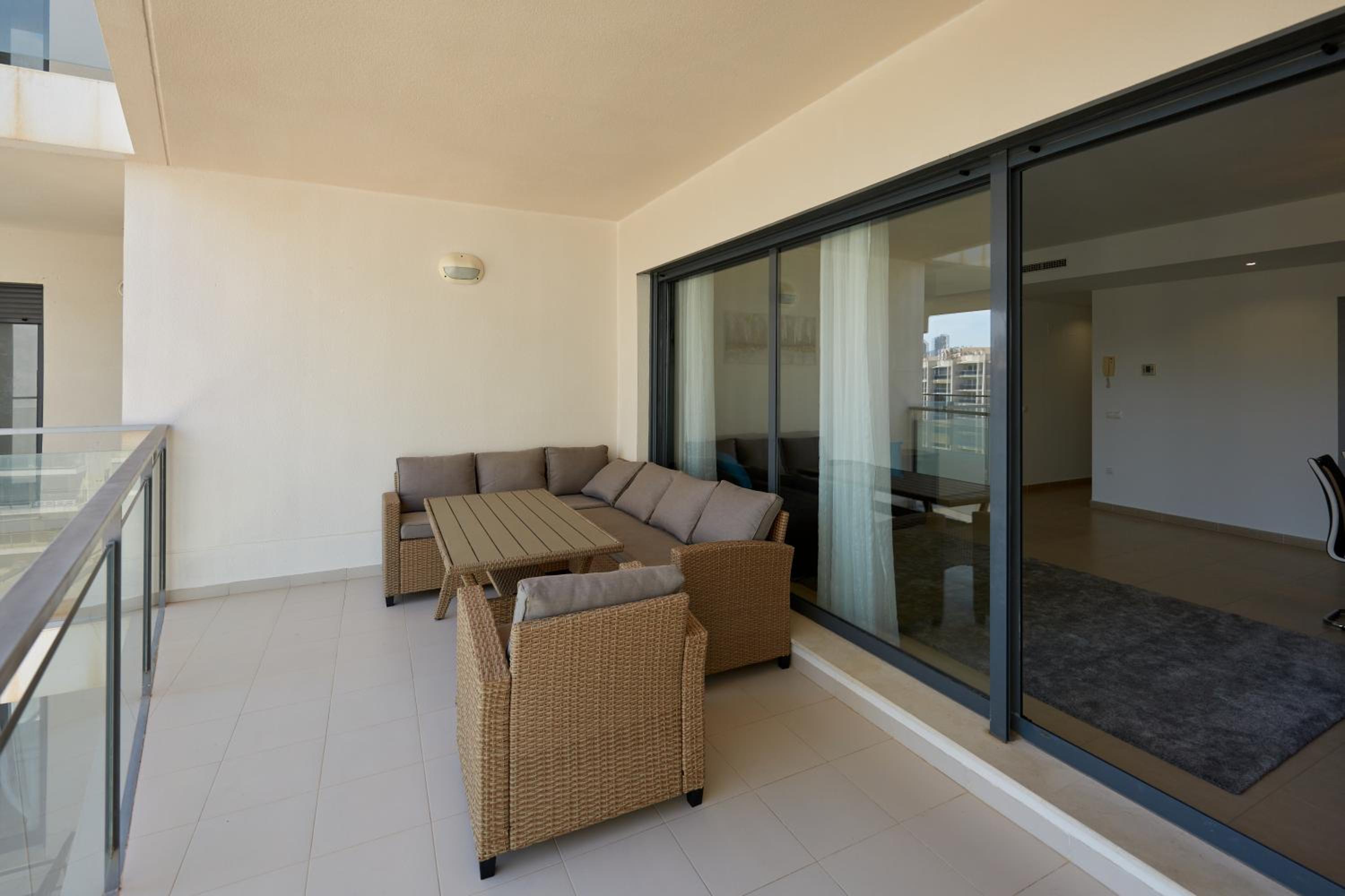 Luxurious Newly Renovated 2 Bedroom Condo by the Beach photo 4