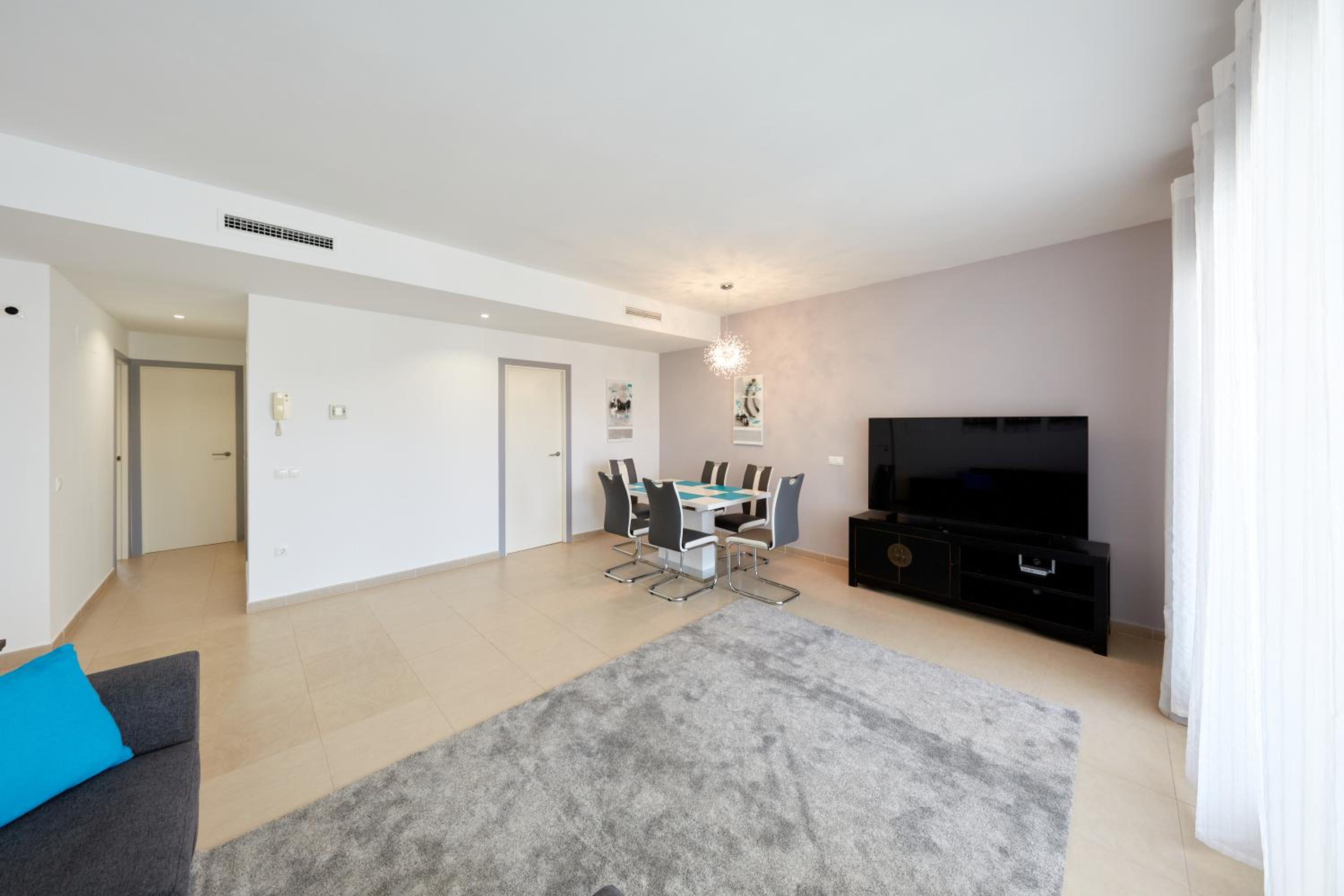 Luxurious Newly Renovated 2 Bedroom Condo by the Beach photo 1