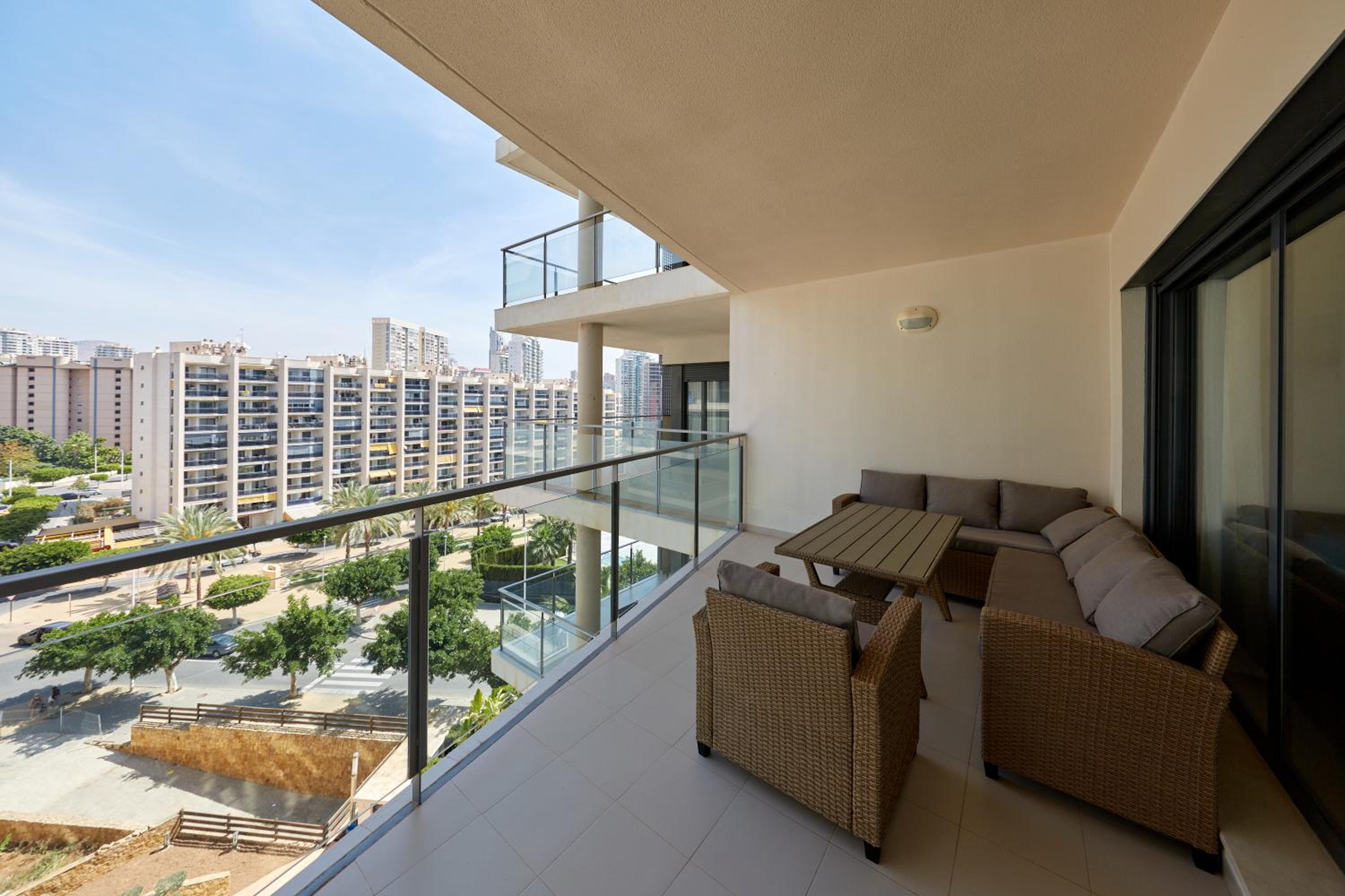 Luxurious Newly Renovated 2 Bedroom Condo by the Beach photo 2