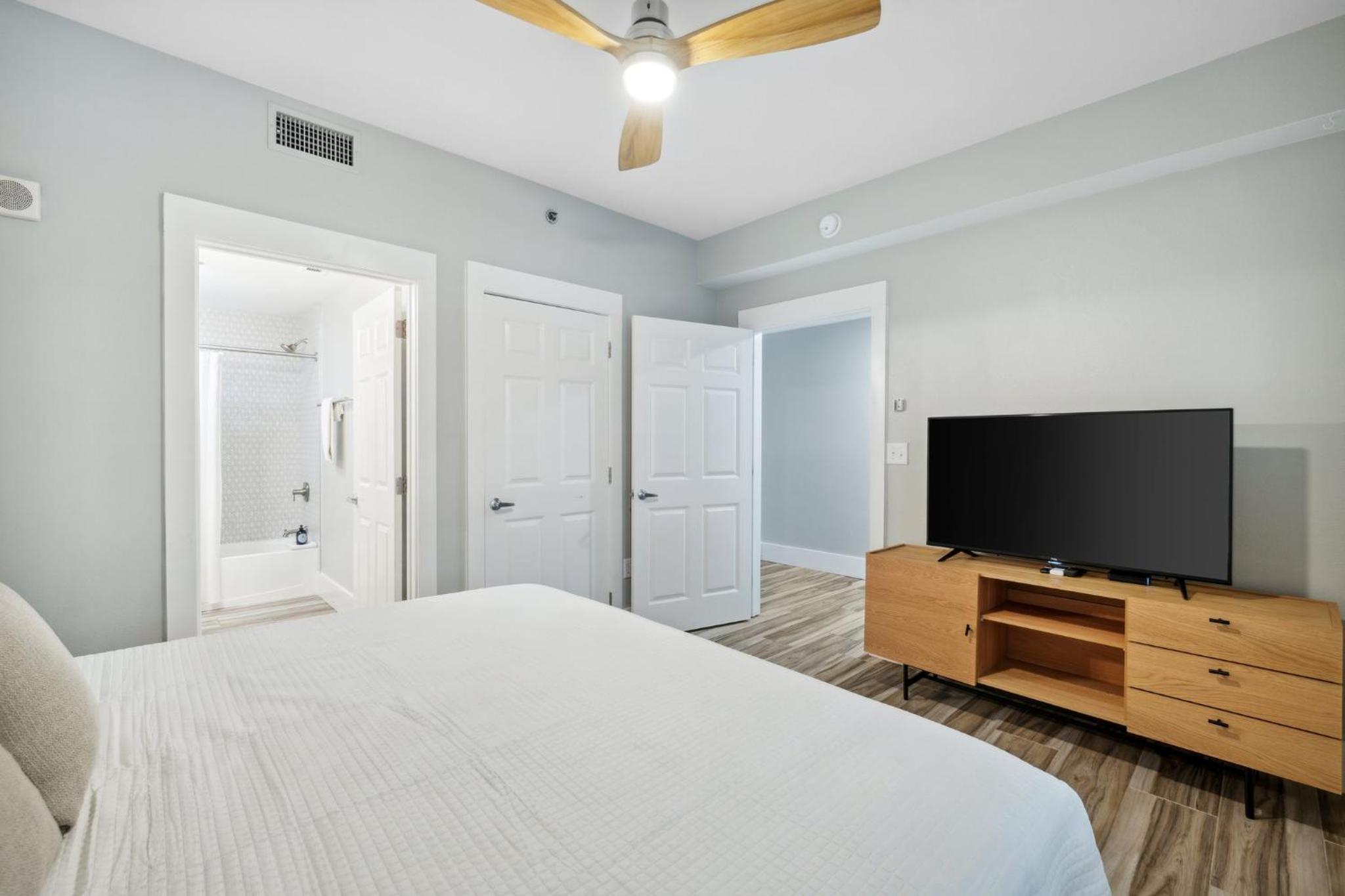Laketown Wharf #137 by Nautical Properties view 4