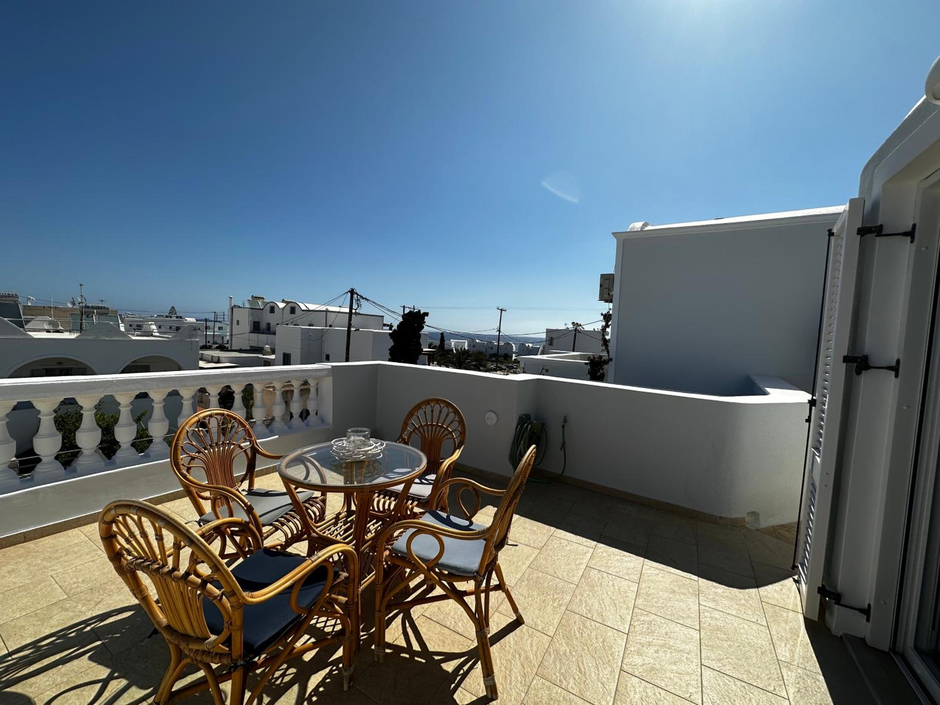 Veldi Art - Kamari Beach Apartment