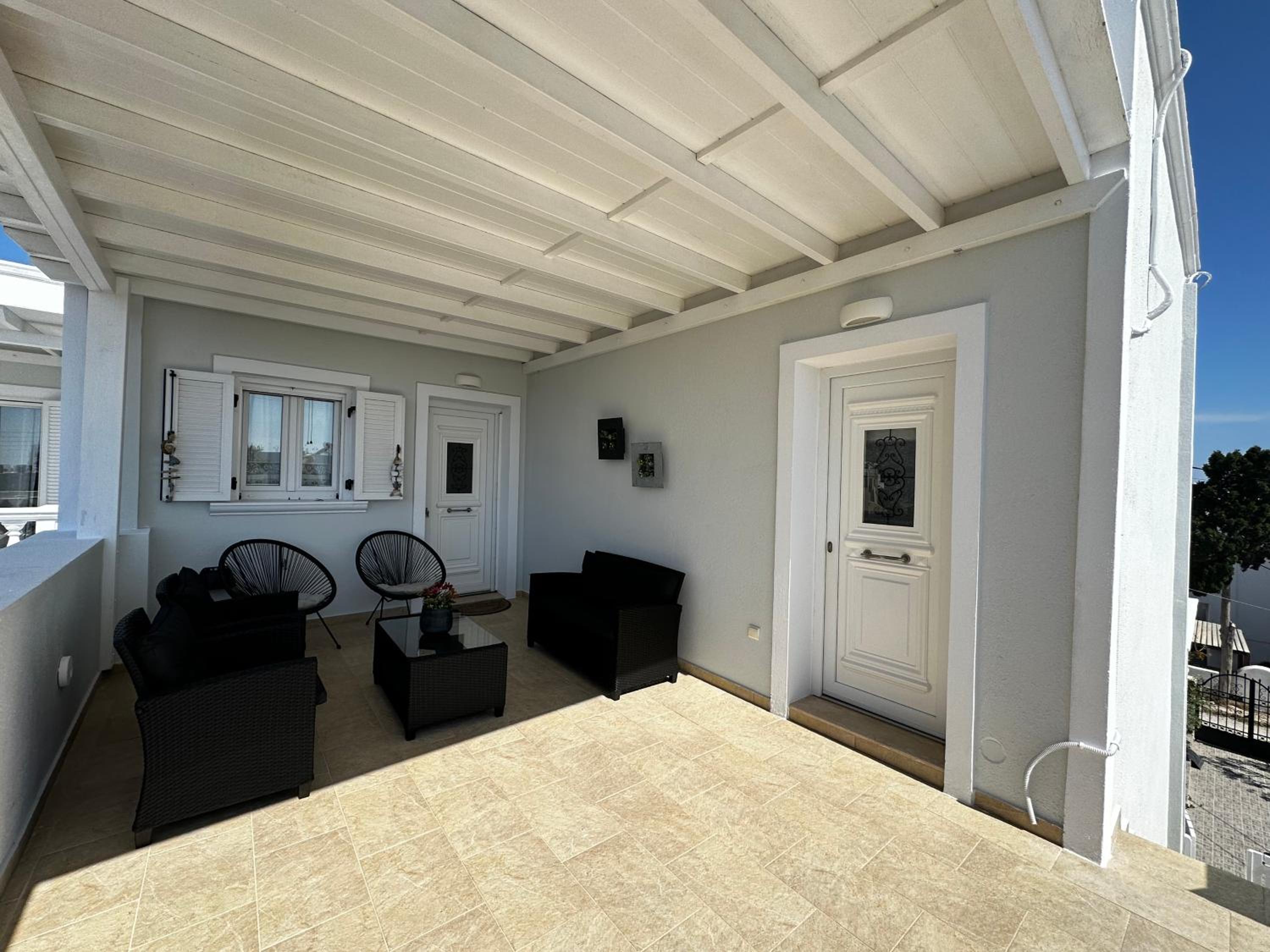 Veldi Art - Kamari Beach Apartment