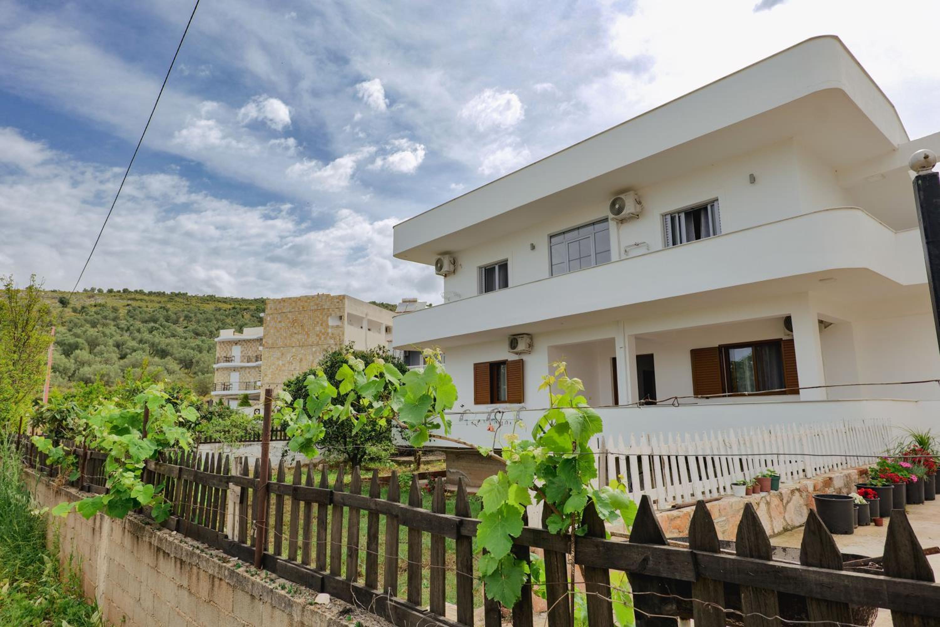Violeta apartments Ksamil