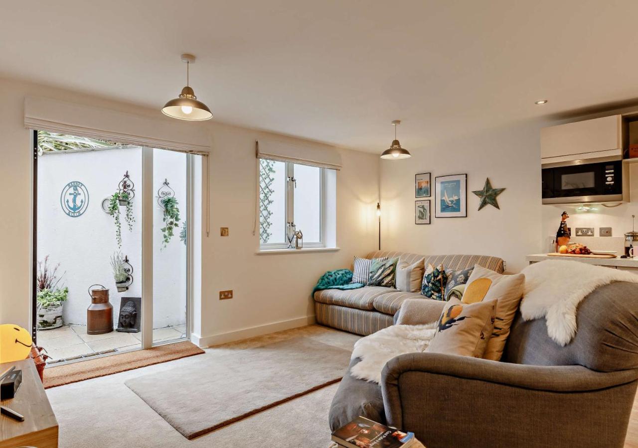 1 Bed in Fowey oc-saila view 2