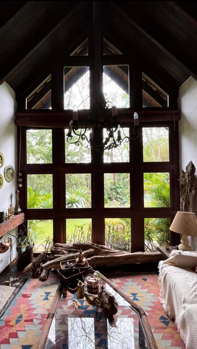 Casa com cachoeira e rio particular