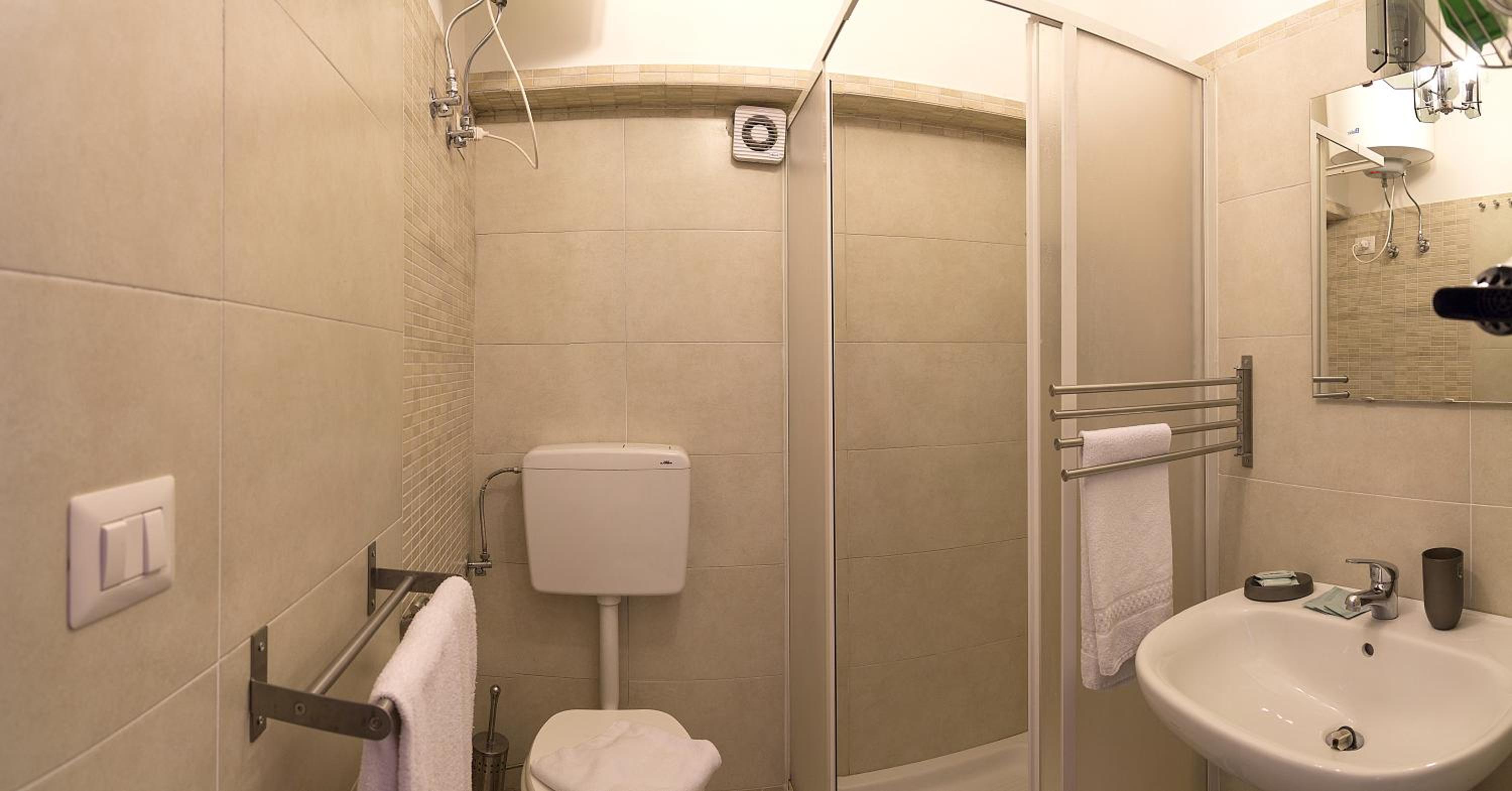 Eidos en Taormina — bathroom