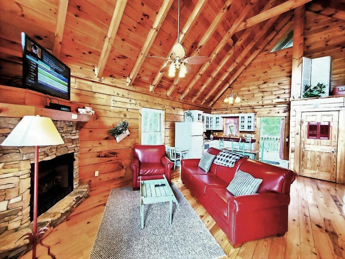 Adorable Shuter Inn FREE Tickets & Hot Tub 1 Mile to Downtown--Close to it all!