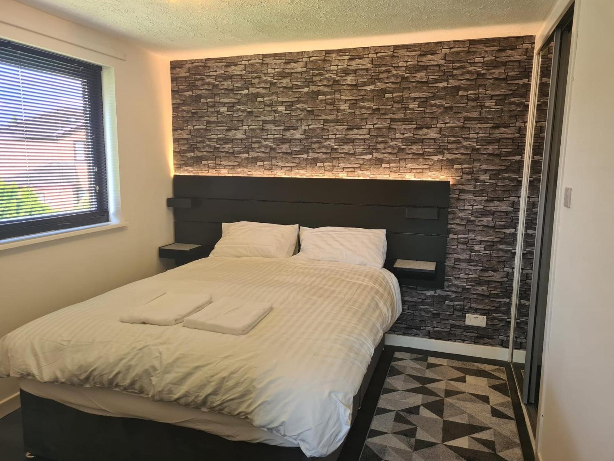 3 BEDROOM HOUSE WITH FREE PARKING - Travel Host view 2