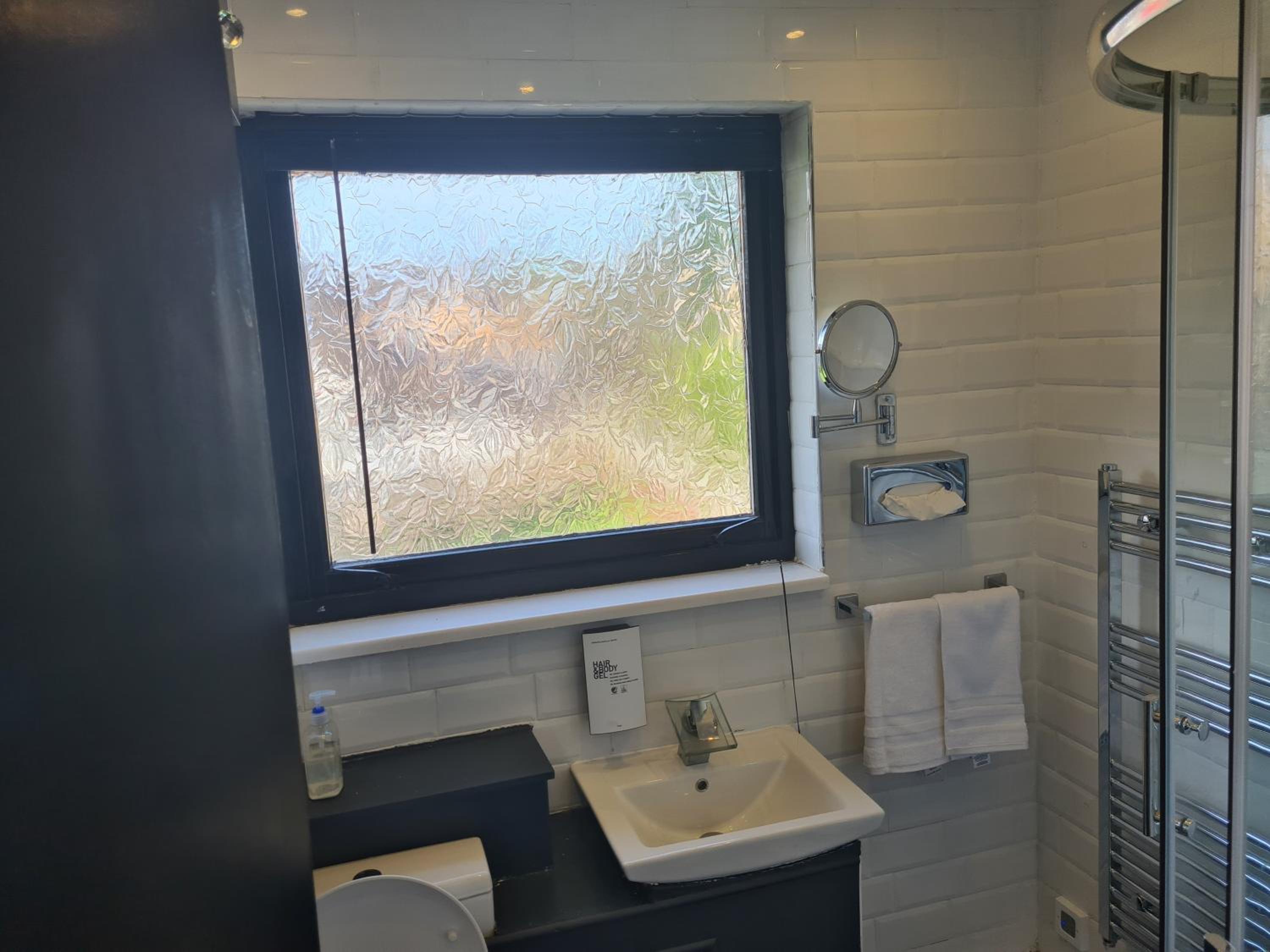 3 BEDROOM HOUSE WITH FREE PARKING - Travel Host view 3