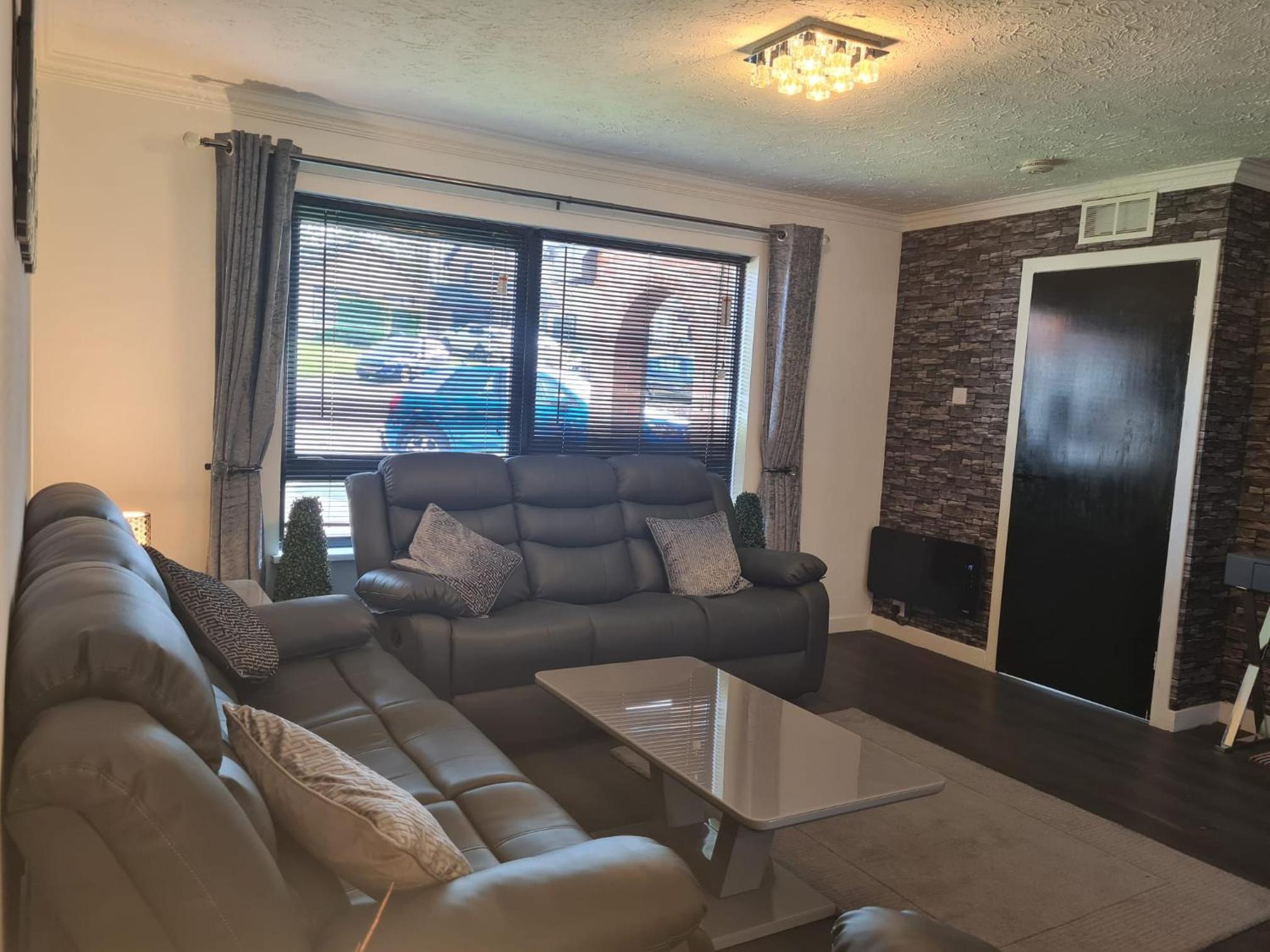 3 BEDROOM HOUSE WITH FREE PARKING - Travel Host view 4