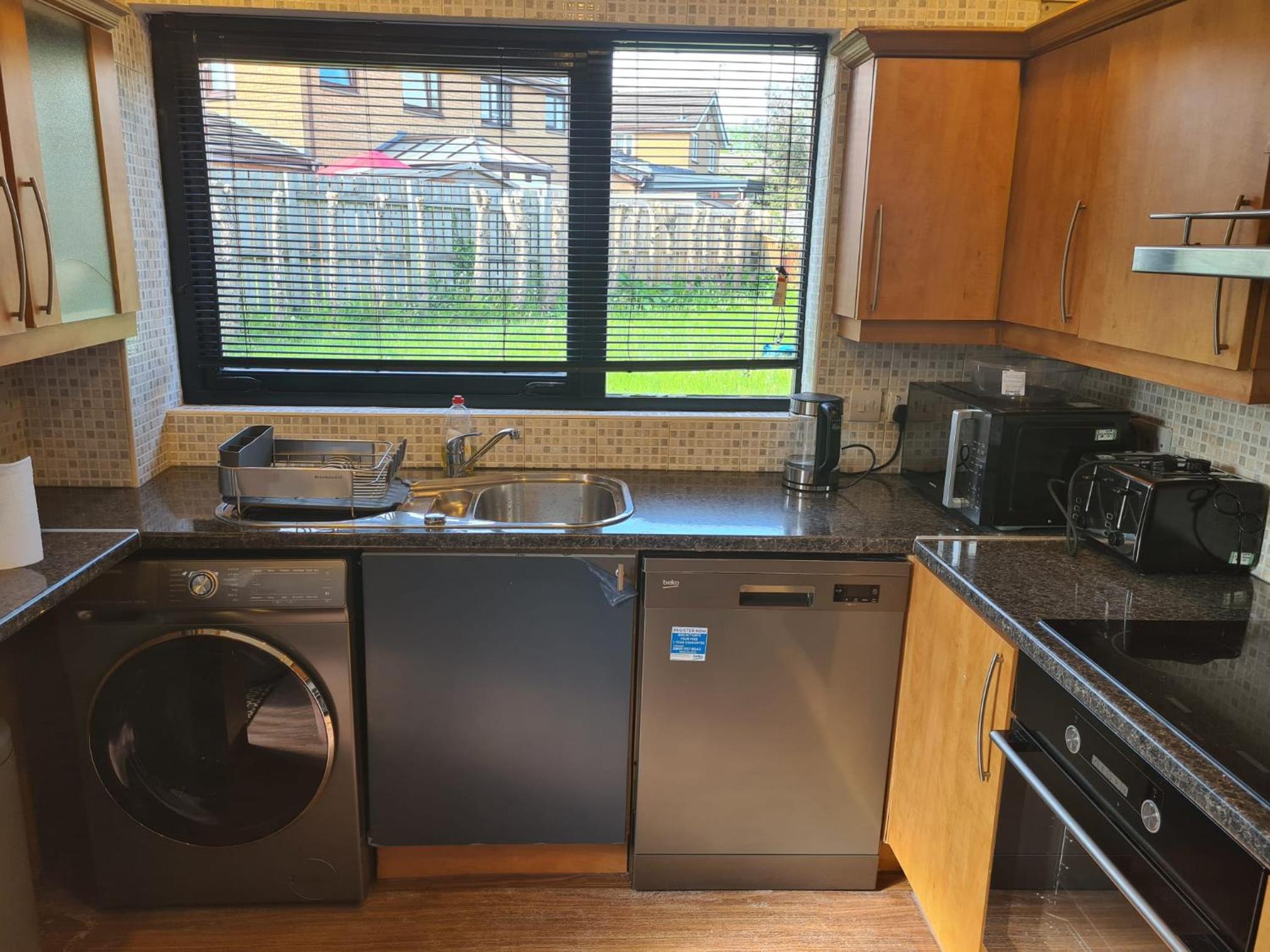3 BEDROOM HOUSE WITH FREE PARKING - Travel Host view 5