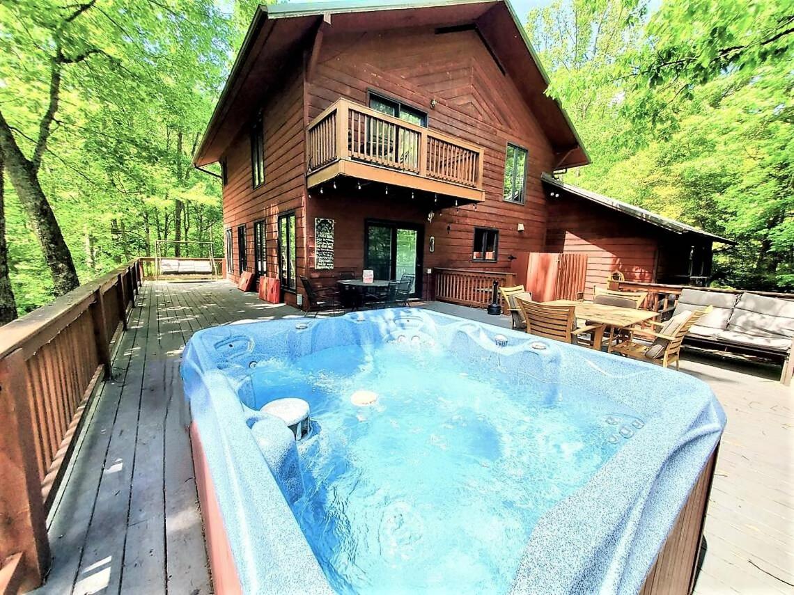 FREE Tickets! Wandering Bear Lodge 4BR Mountain Chalet with Hot Tub, Game Room & Fire Pit