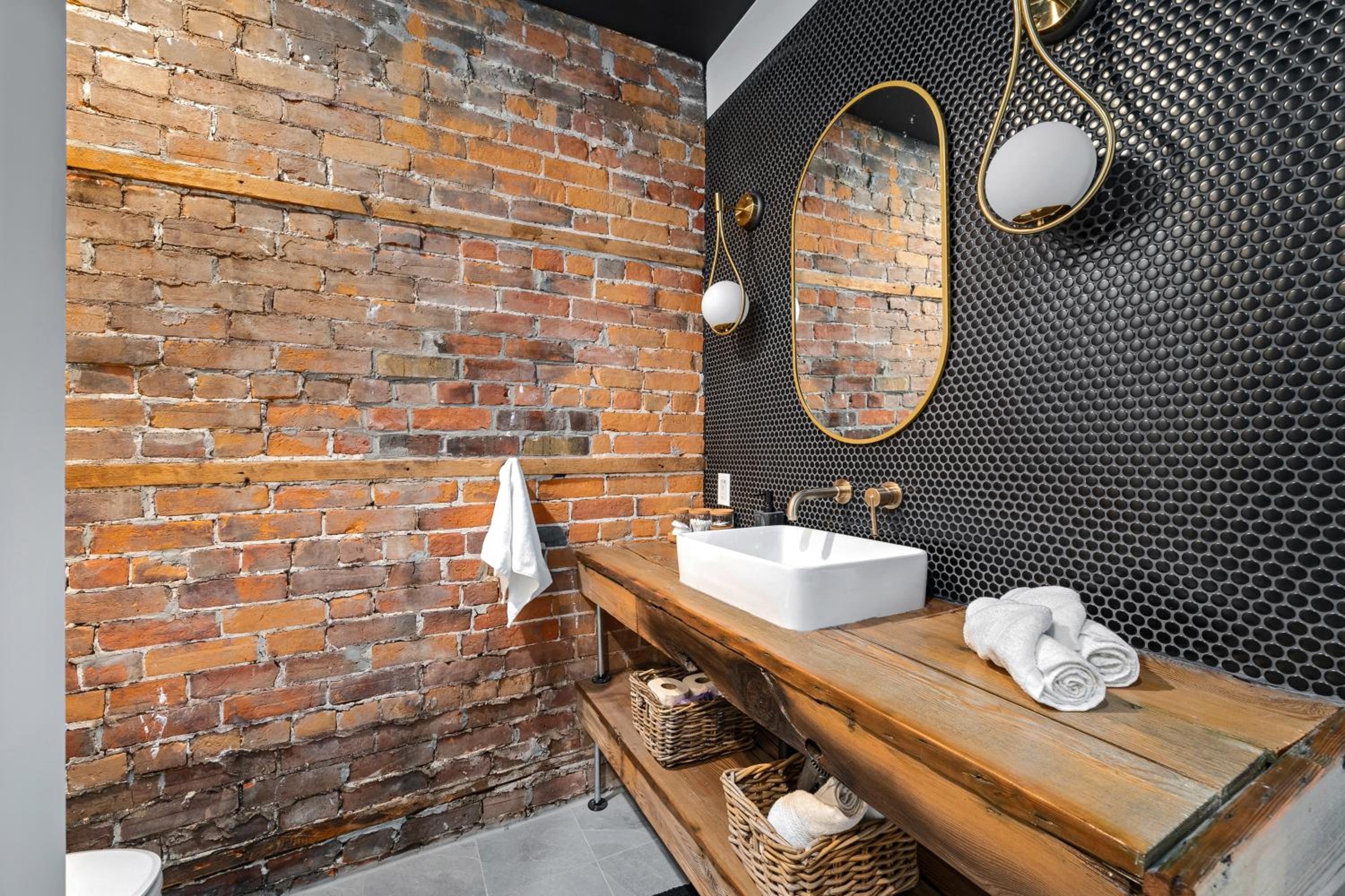 Belleville Vacations - The Goodman: Front Street Flats - Property Image 14