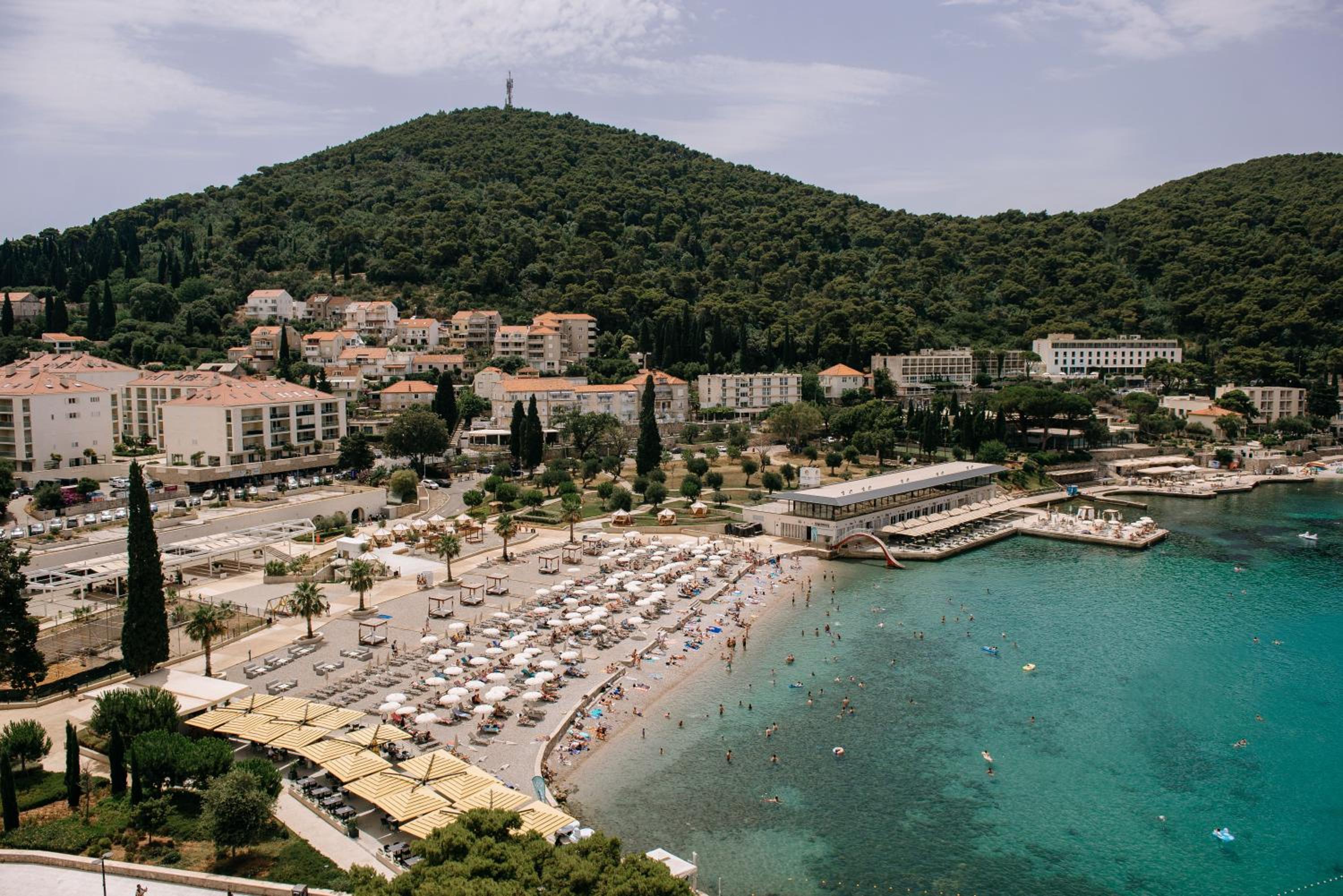 SunnyNest Apartment - 3BR Apt with Free Parking & Wi-Fi, Close to Lapad Bay Beach