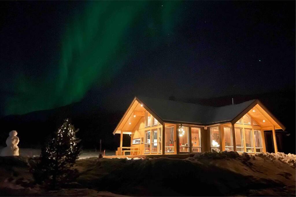 Ny hytte med sjøen. Fantastisk utsikt. Lofoten view 3