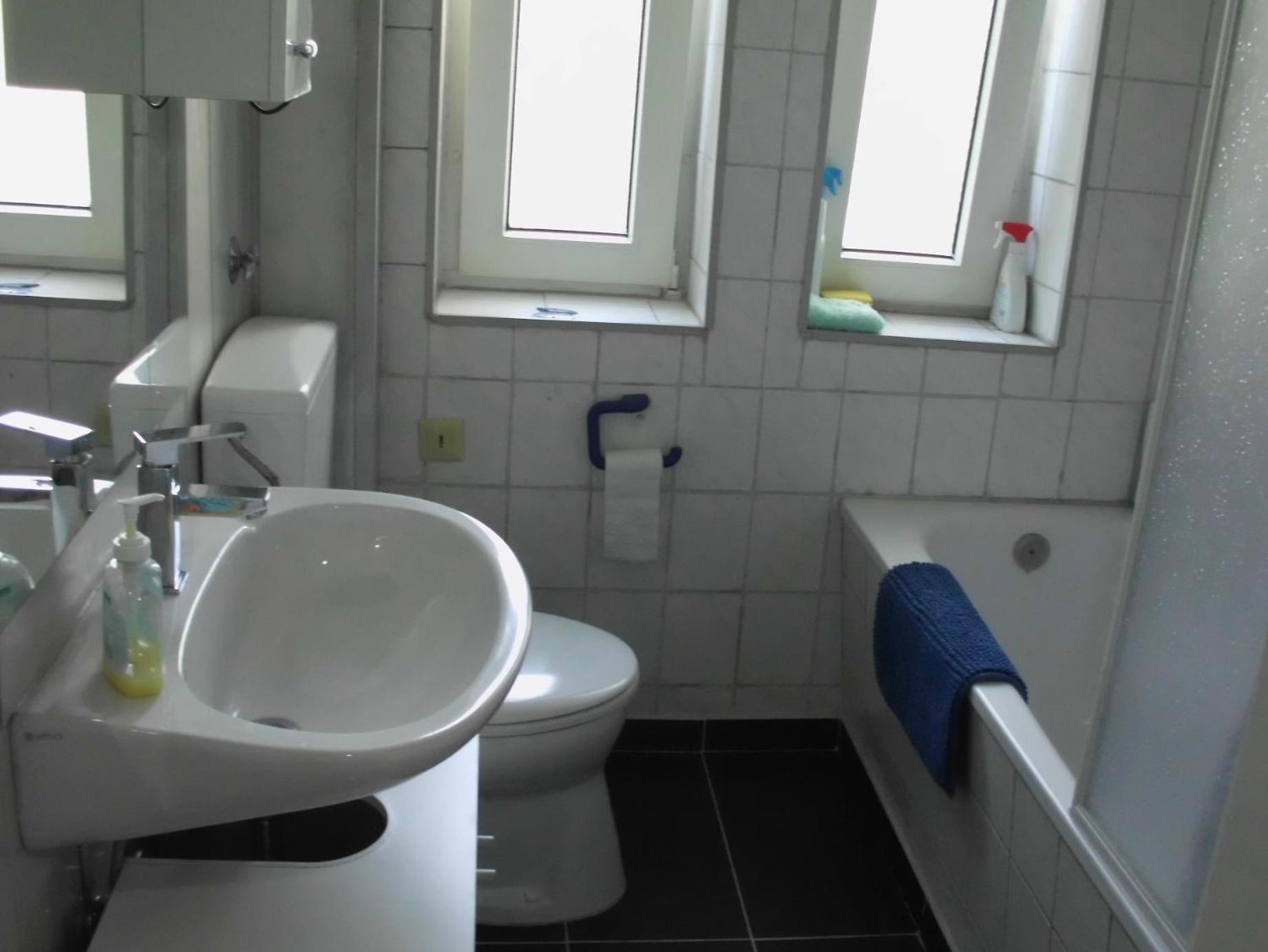 Schönes Zimmer 1 Etage inkl Parkplatz nach Verfügbarkeit