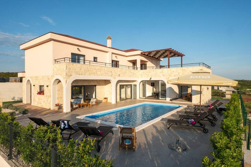 Villa Roza s privatnim grijanim bazenom i jacuzzijem view 2