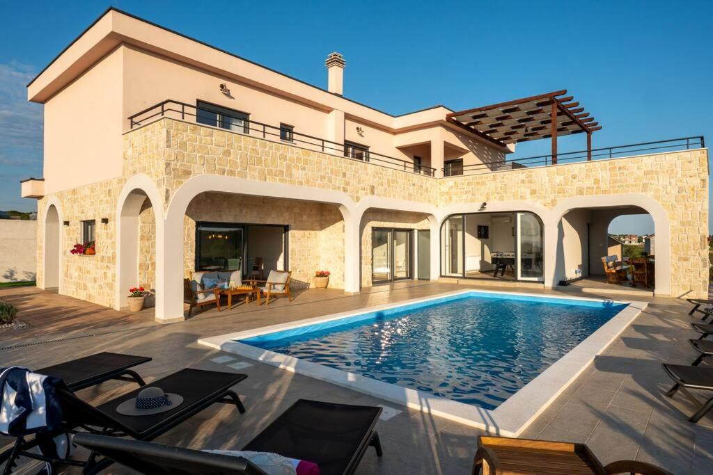 Villa Roza s privatnim grijanim bazenom i jacuzzijem view 3
