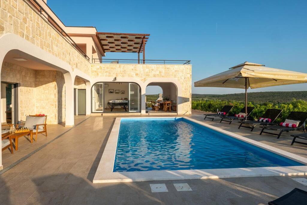 Villa Roza s privatnim grijanim bazenom i jacuzzijem view 4