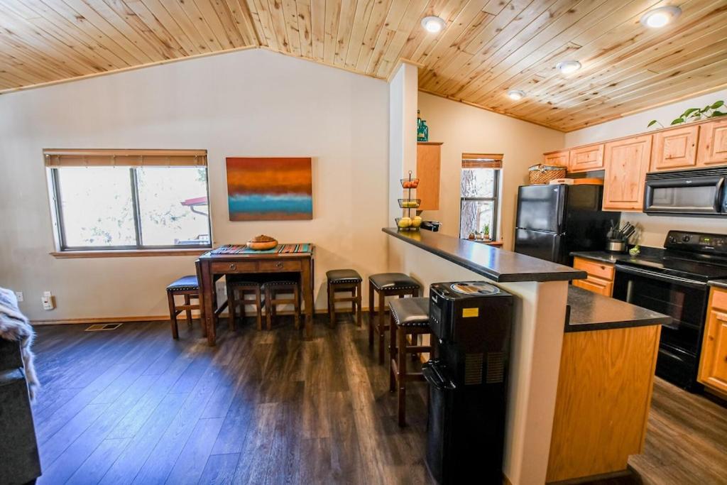 Rodeo Cabin in the pines, 5 minutes away restaurants, and lakes and hiking view 4