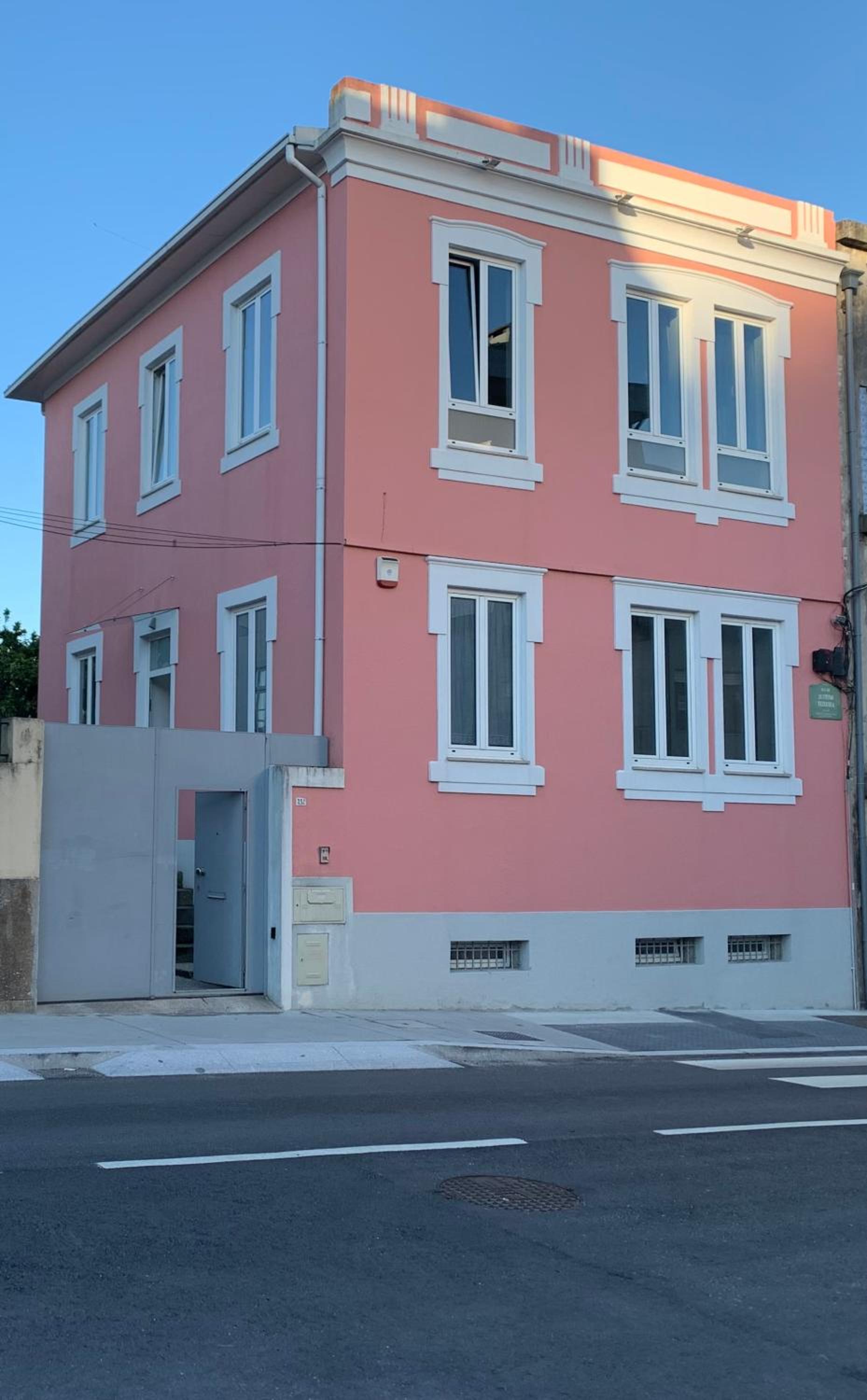 Luxurious Pink House and Parking view 2