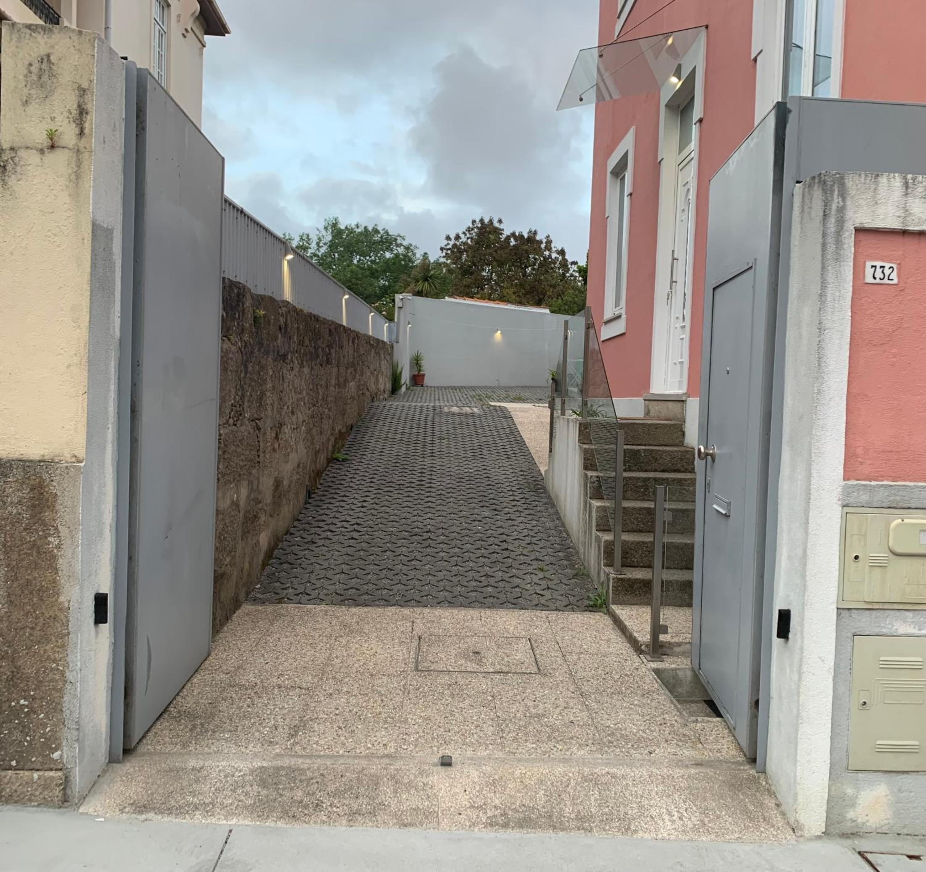 Luxurious Pink House and Parking view 3