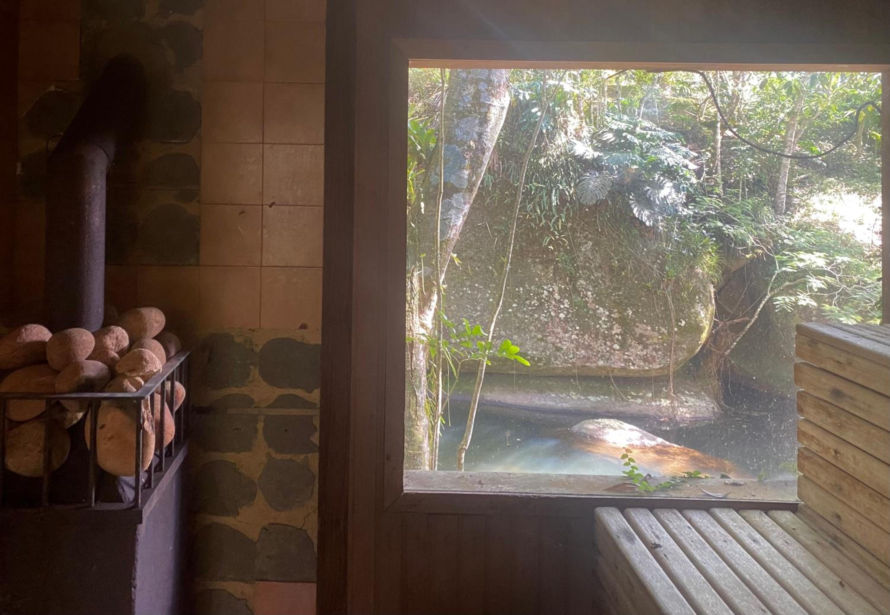 Casa com cachoeira e rio particular