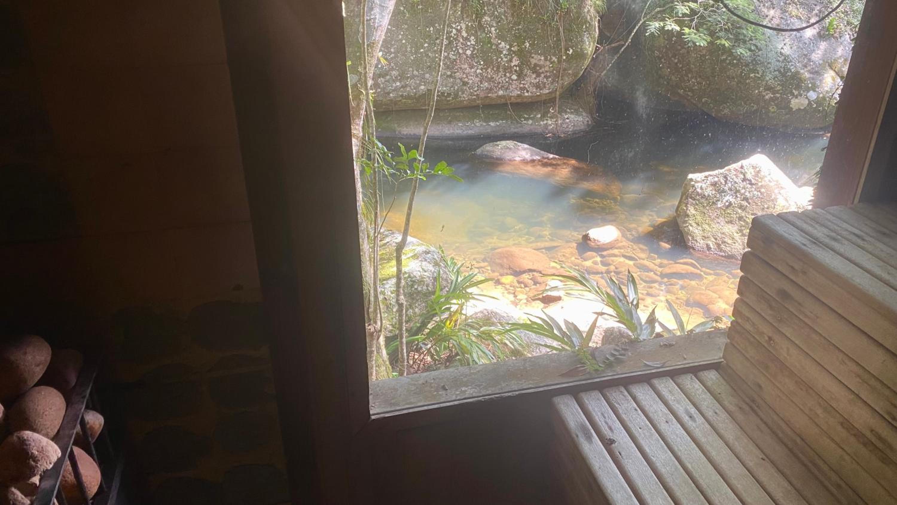 Casa com cachoeira e rio particular