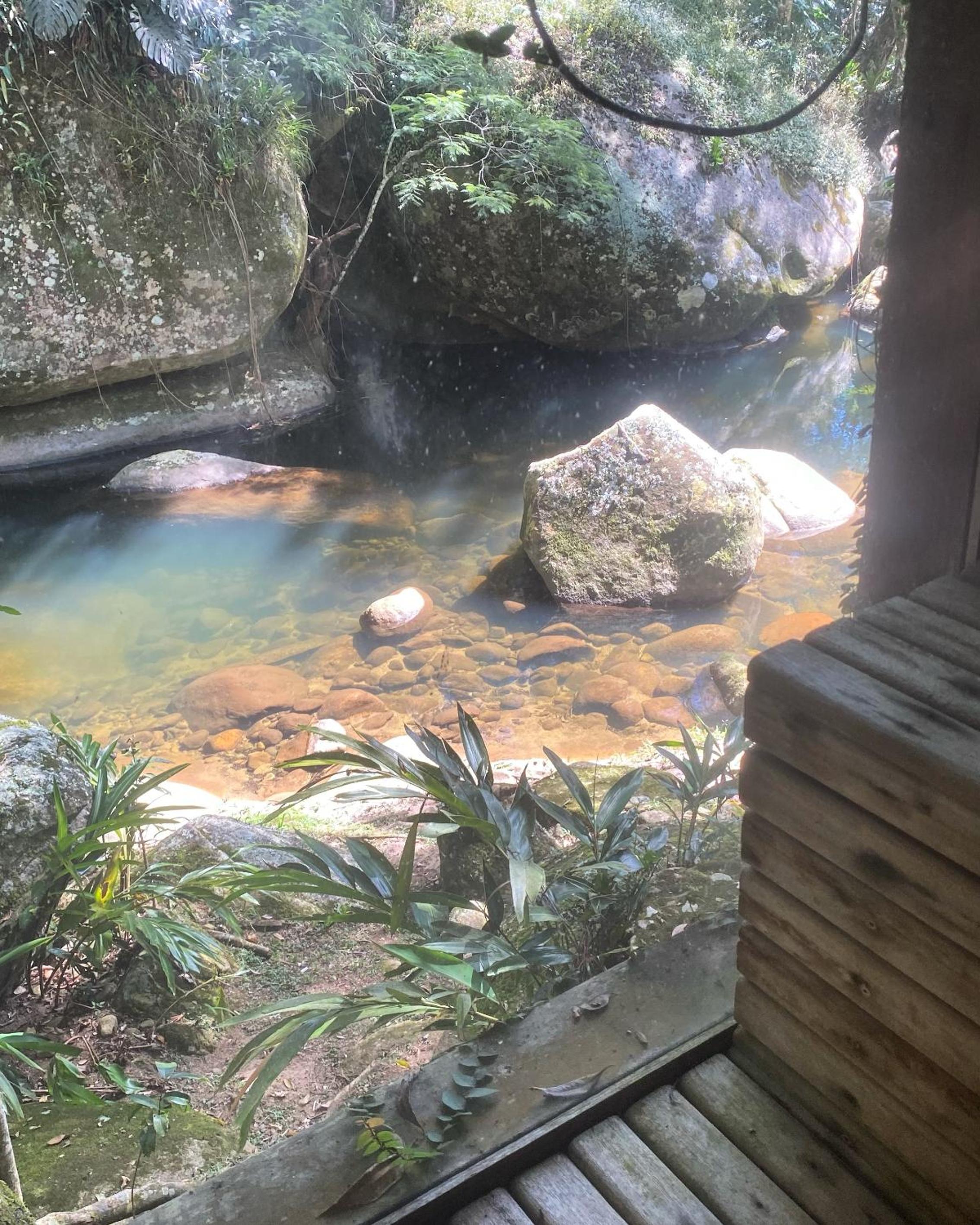 Casa com cachoeira e rio particular