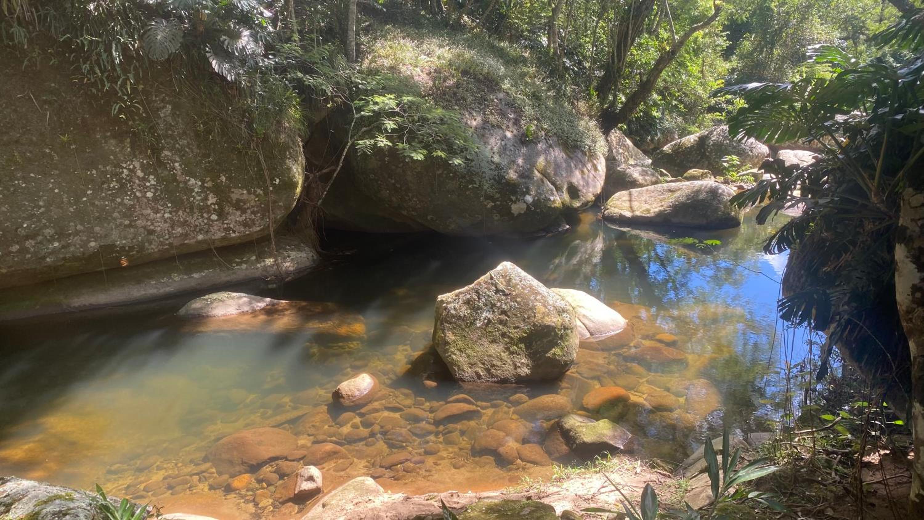 Casa com cachoeira e rio particular