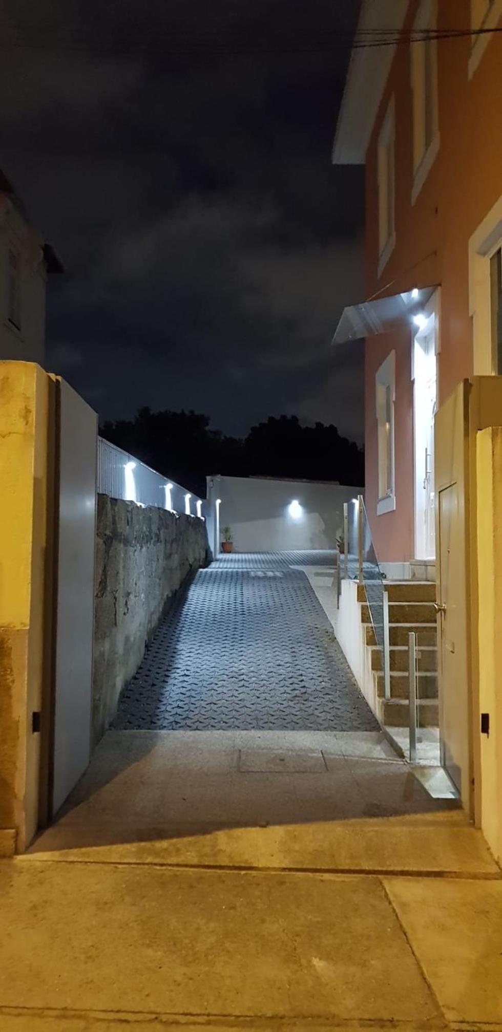 Luxurious Pink House and Parking view 4
