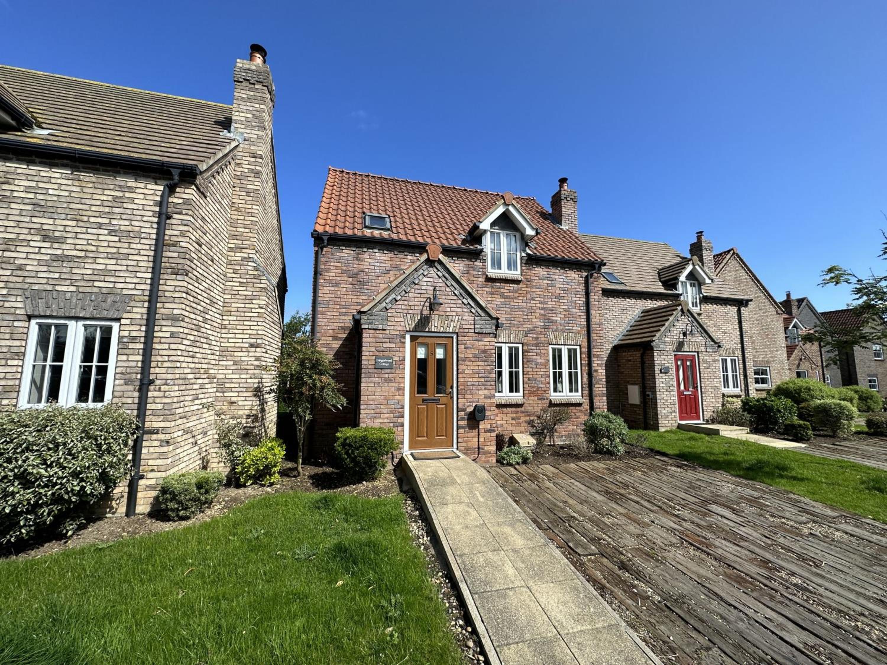 Gingerbread Cottage - Part of the The Bay Filey Holiday Village with pool, gym and direct beach access, pub, restaurant, tennis and meadows walks